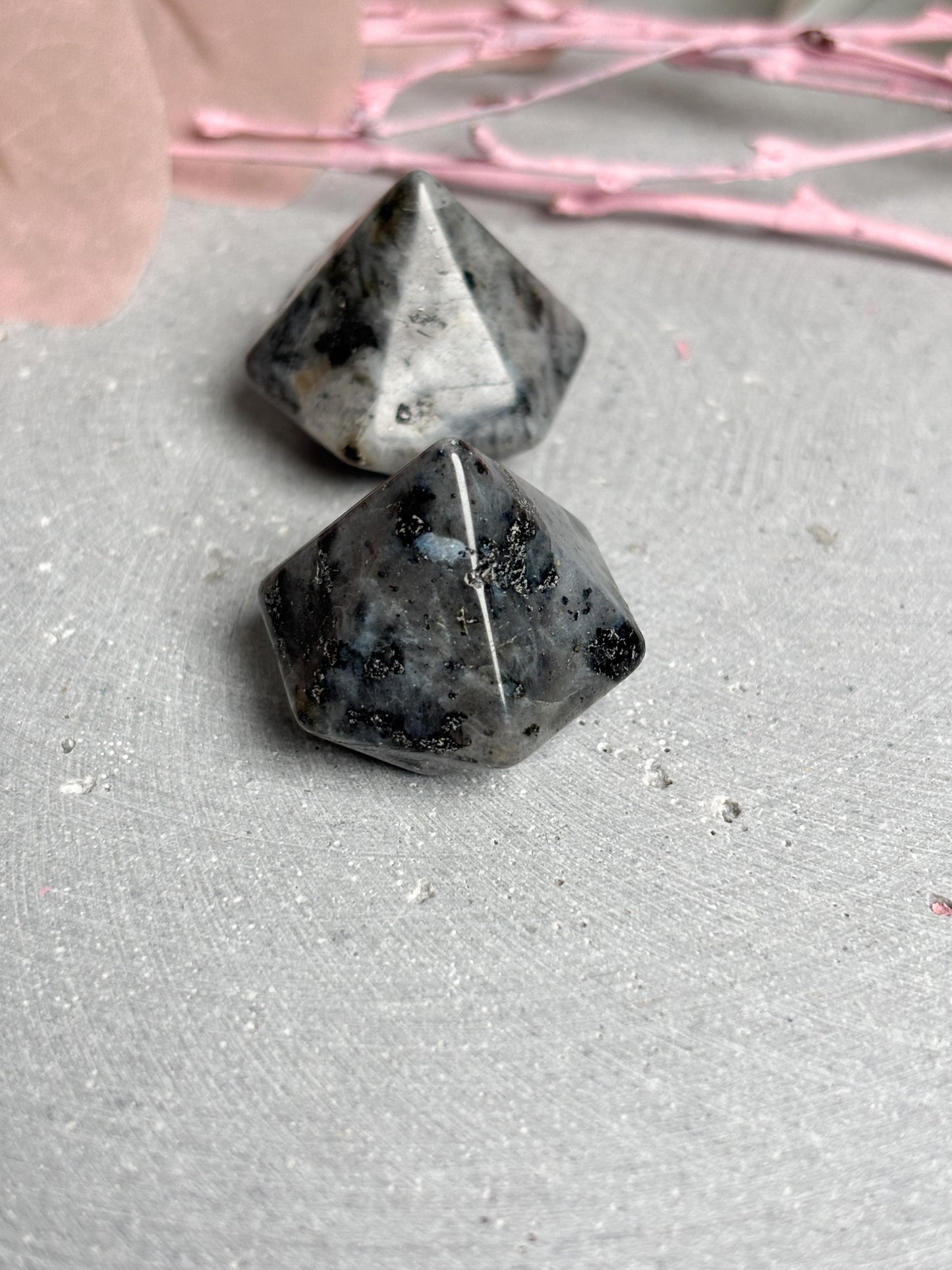 Kleine Kristalle in Diamantform aus Larvikit und Bergkristall 2,3x2,4 cm Edelstein Deko Naturstein Kristall
