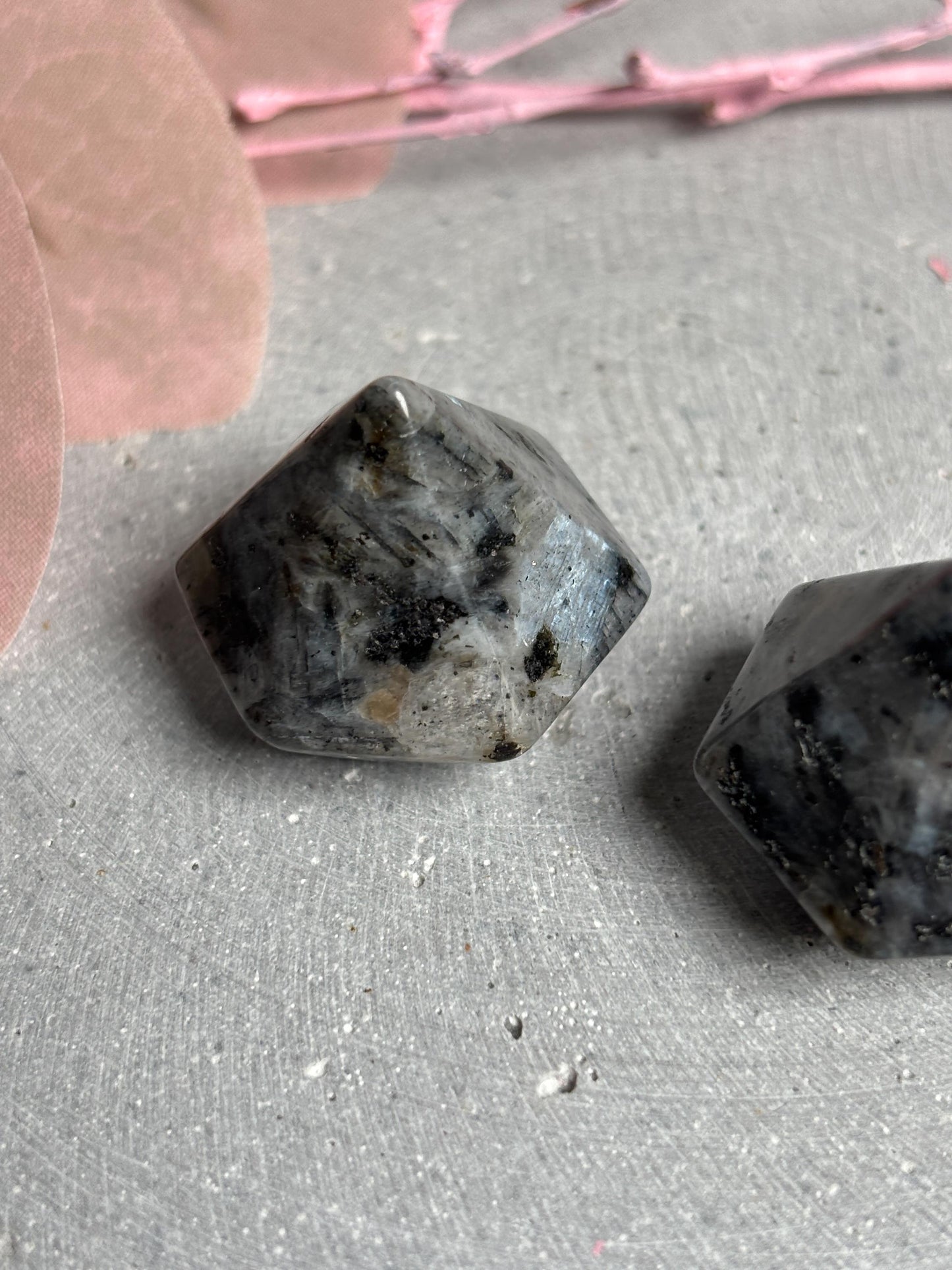 Kleine Kristalle in Diamantform aus Larvikit und Bergkristall 2,3x2,4 cm Edelstein Deko Naturstein Kristall