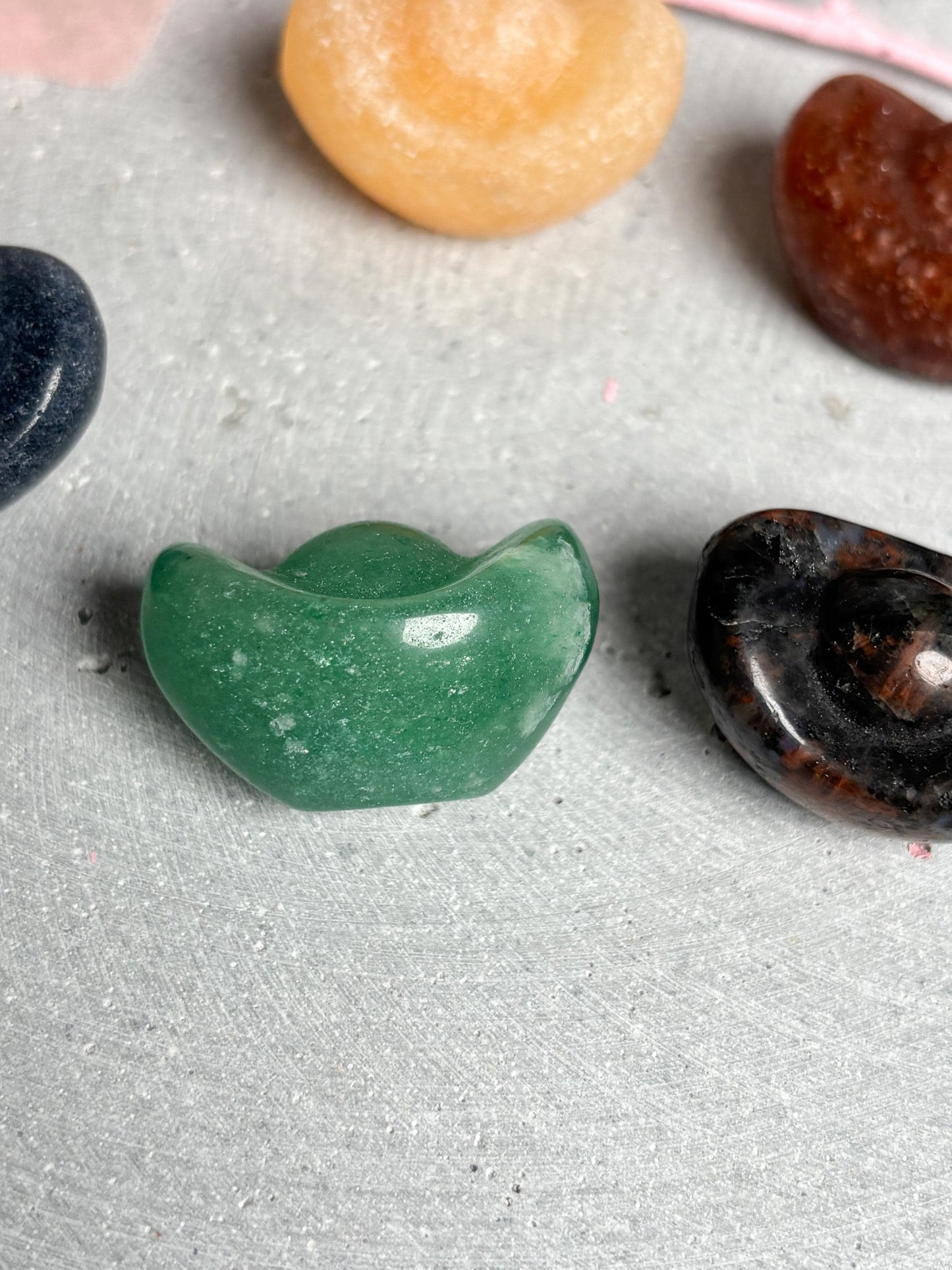 Kleines Money Boat Carving ca. 2,9 cm aus Calcit, grünem Aventurin, Erdbeerquarz, Mahagoni Obsidian und blauem Aventurin
