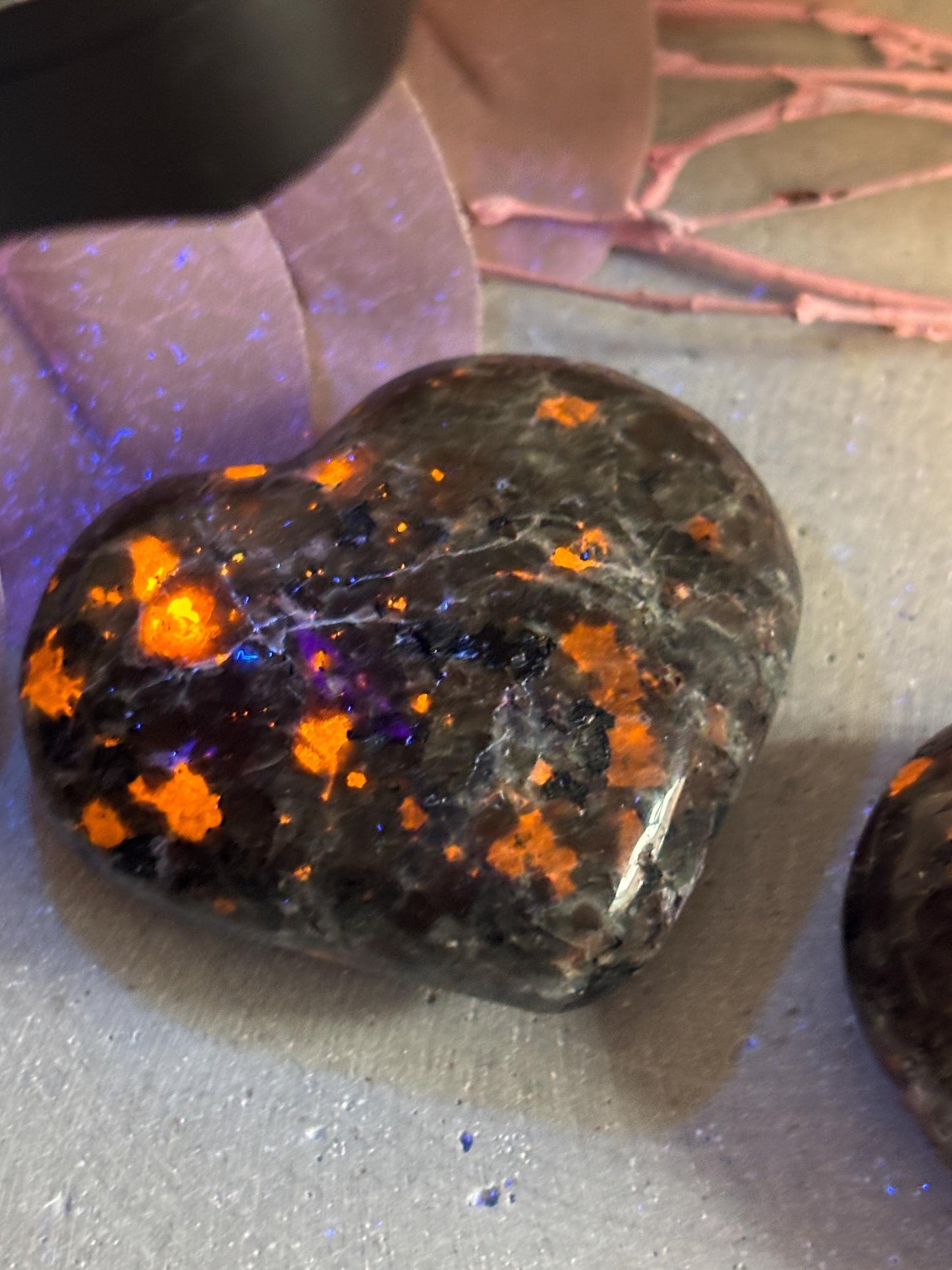 Yooperlite Herz 6 cm Kristallherz aus Edelstein mit UV-Reaktion | Dekoration & Energiearbeit