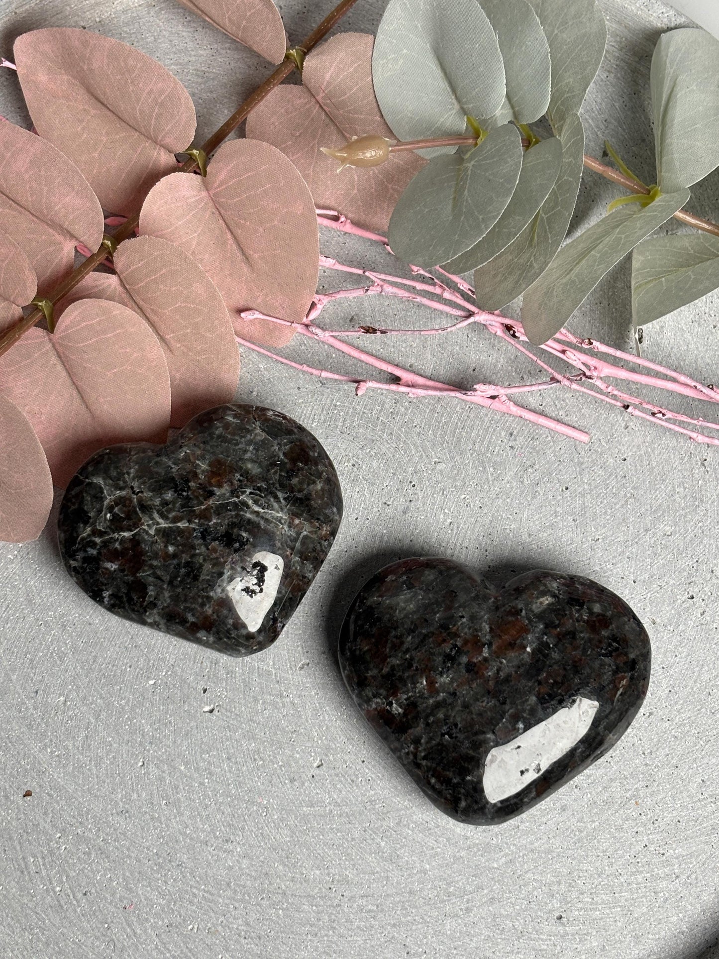 Yooperlite Herz 6 cm Kristallherz aus Edelstein mit UV-Reaktion | Dekoration & Energiearbeit