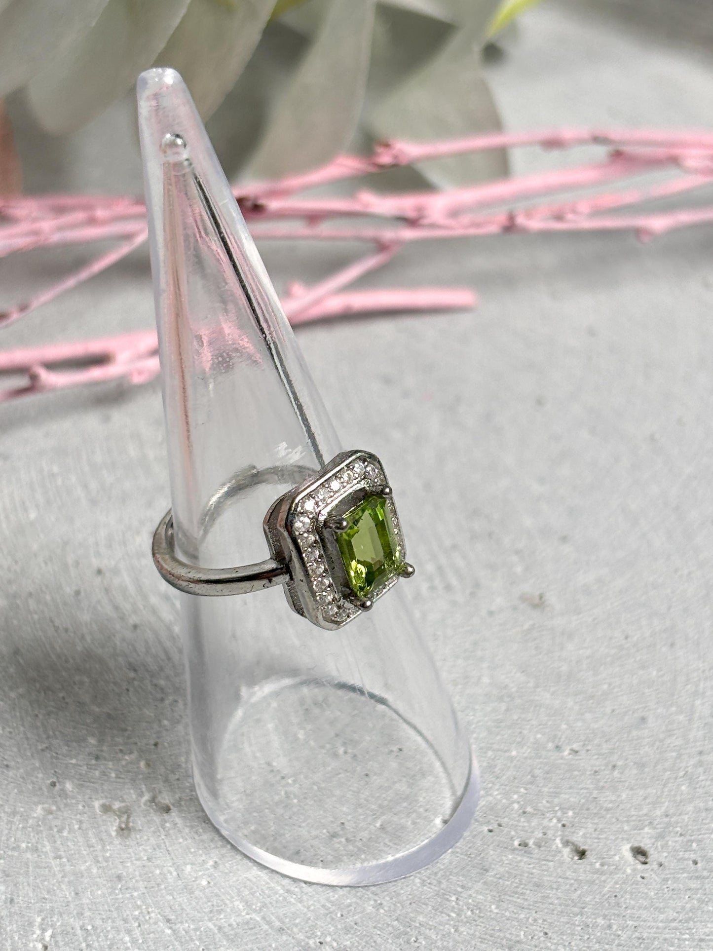 925 Silber Ring größenverstellbar mit rechteckigem Peridot und Zirkoniafassung