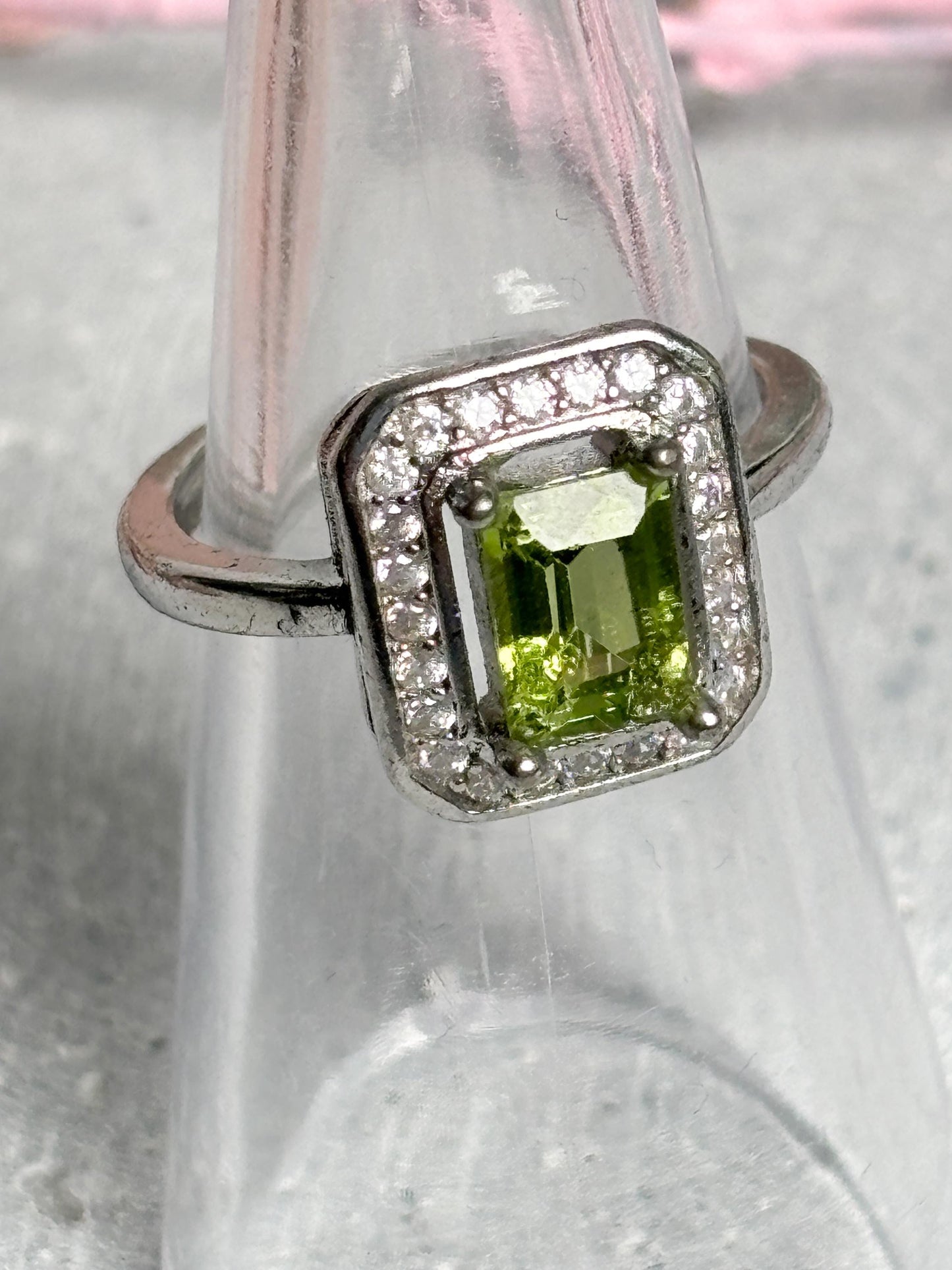 925 Silber Ring größenverstellbar mit rechteckigem Peridot und Zirkoniafassung