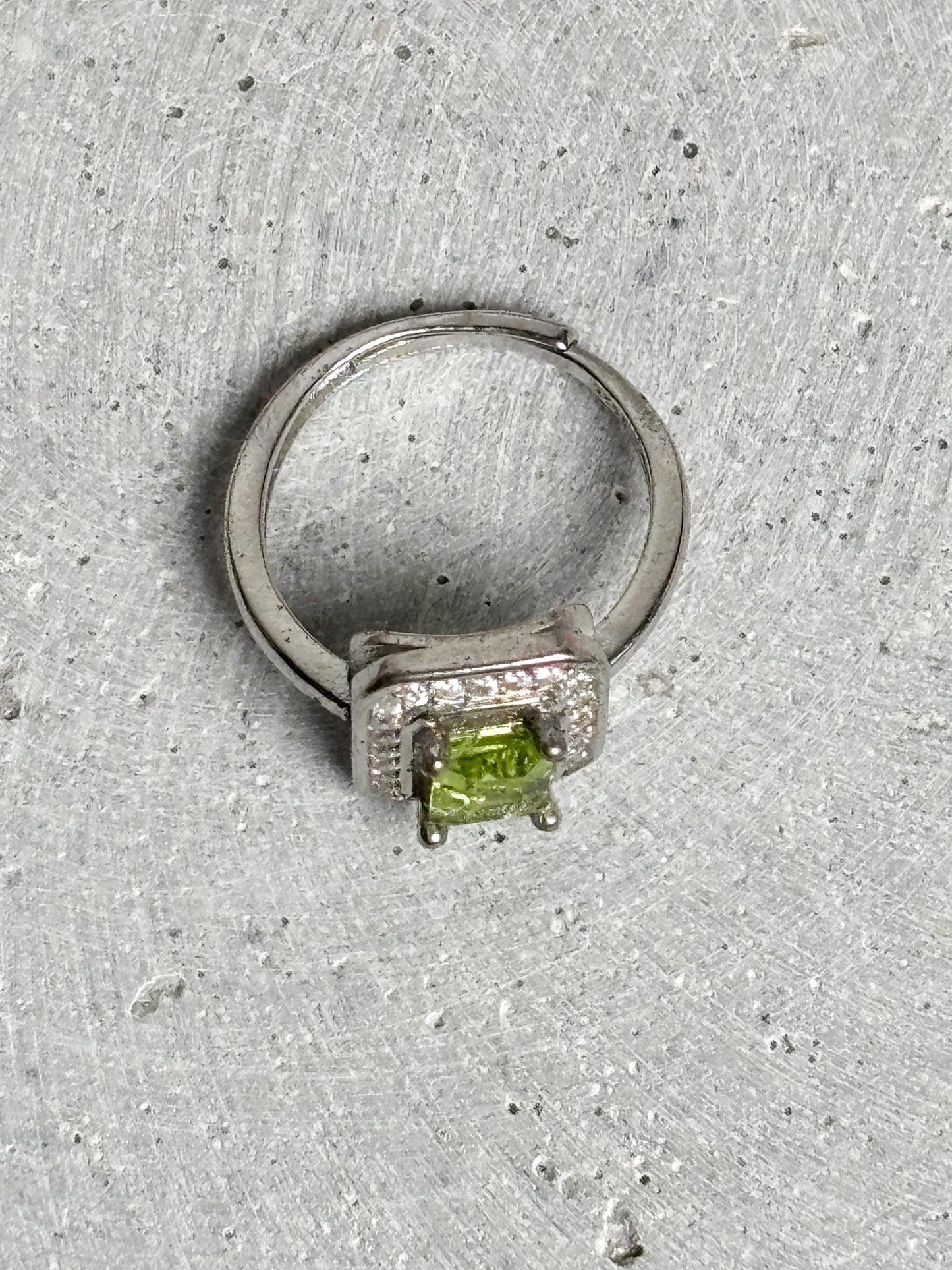 925 Silber Ring größenverstellbar mit rechteckigem Peridot und Zirkoniafassung