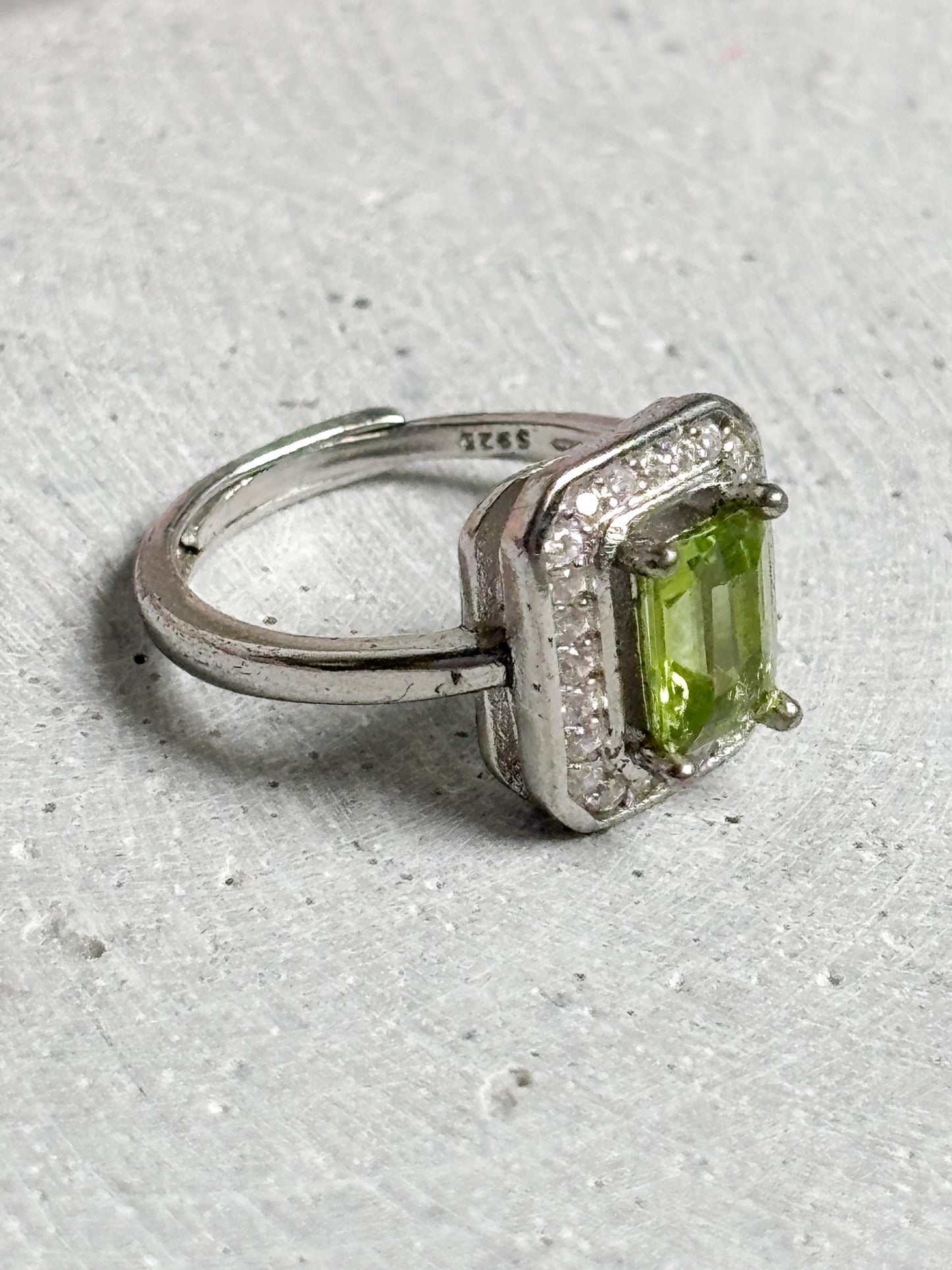 925 Silber Ring größenverstellbar mit rechteckigem Peridot und Zirkoniafassung