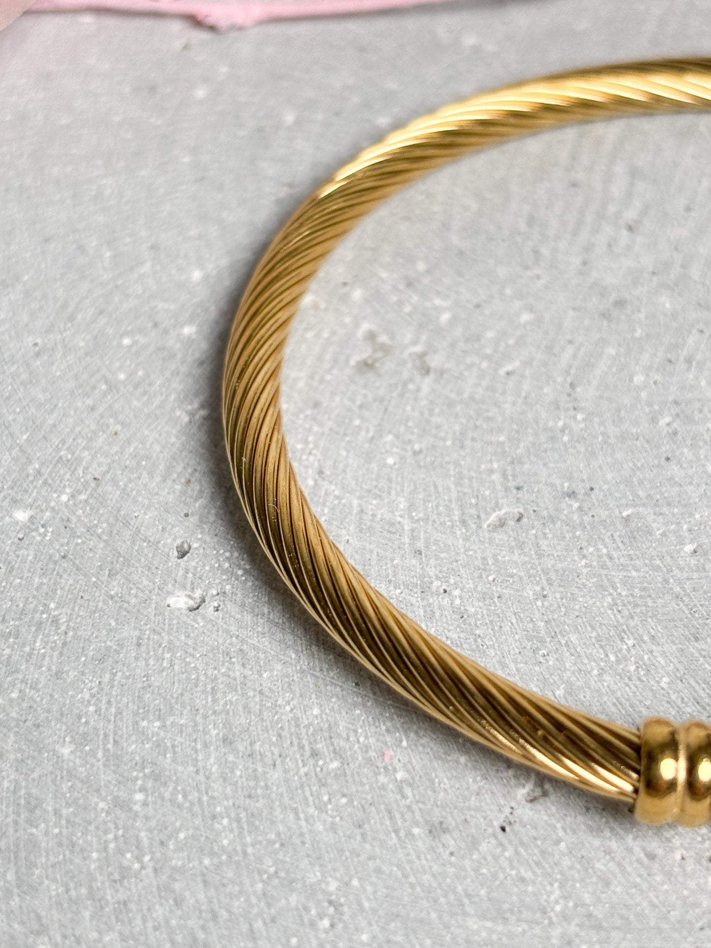 Edelstahl Armreif goldfarben mit Herz Anhänger, Damen Schmuck, rundes Design, poliert, minimalistischer Edelstahl Schmuck
