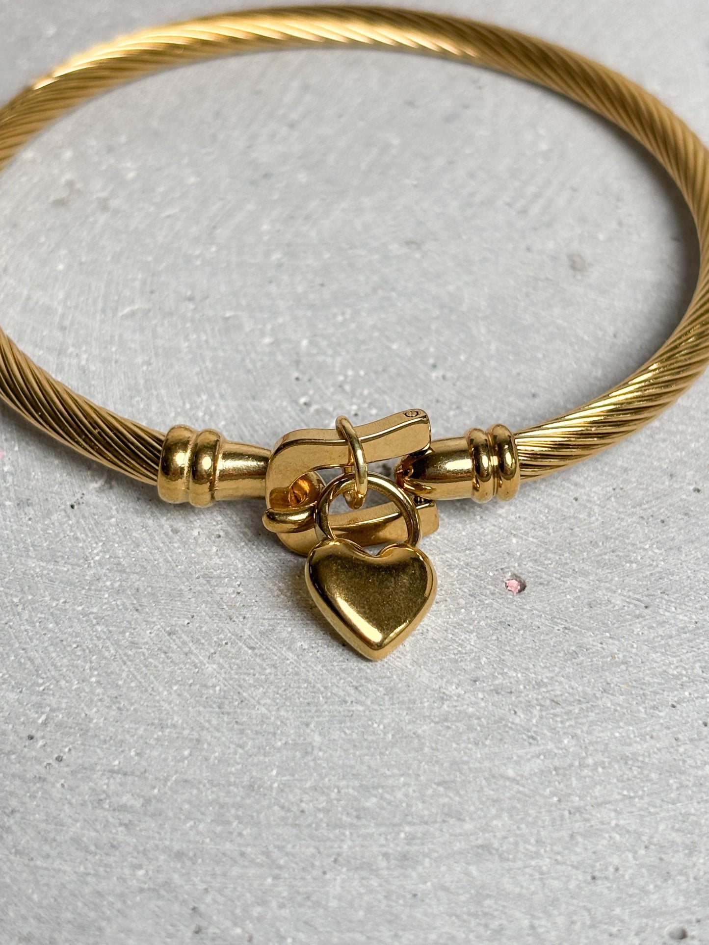 Edelstahl Armreif goldfarben mit Herz Anhänger, Damen Schmuck, rundes Design, poliert, minimalistischer Edelstahl Schmuck