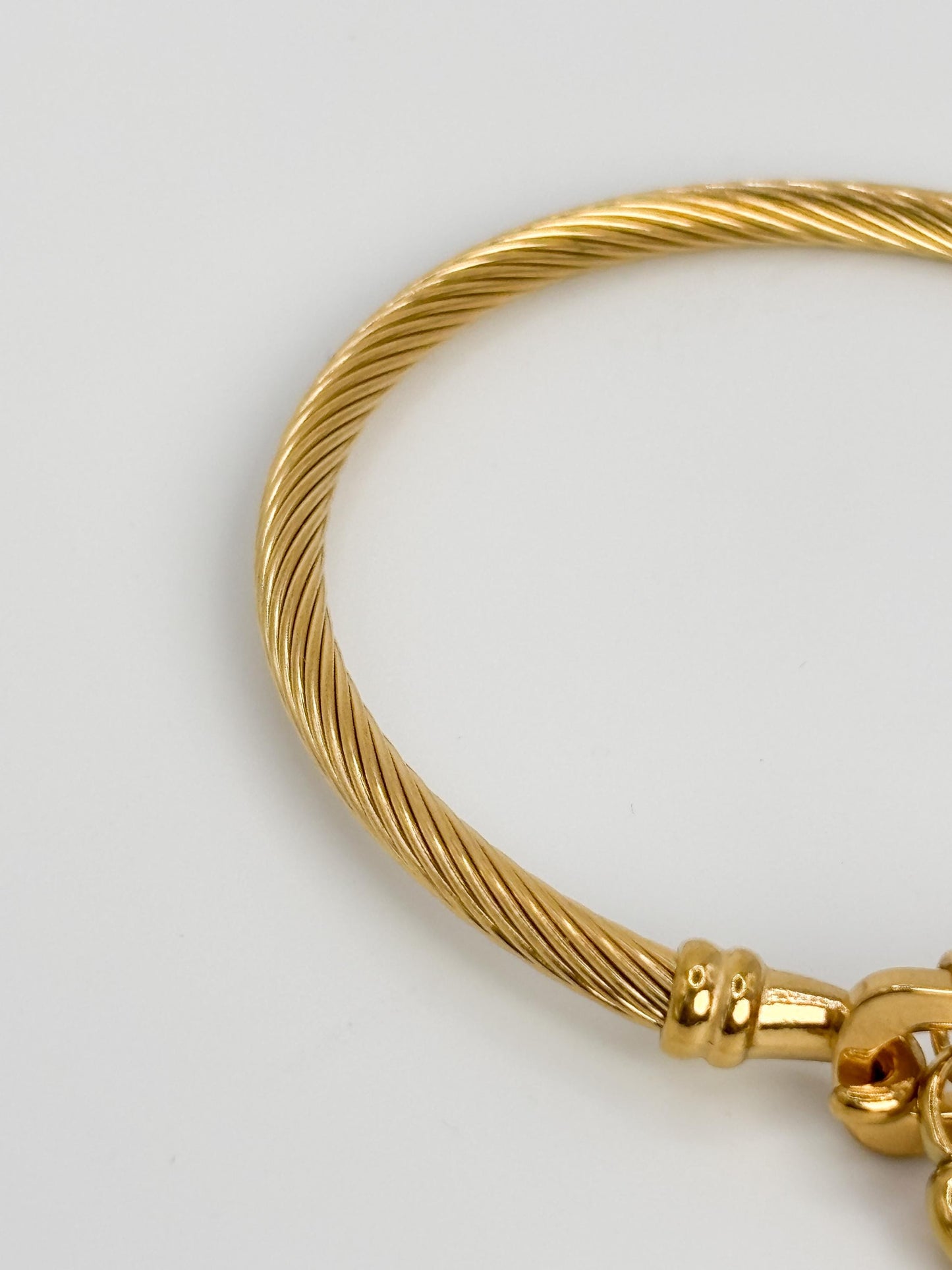 Edelstahl Armreif goldfarben mit Herz Anhänger, Damen Schmuck, rundes Design, poliert, minimalistischer Edelstahl Schmuck