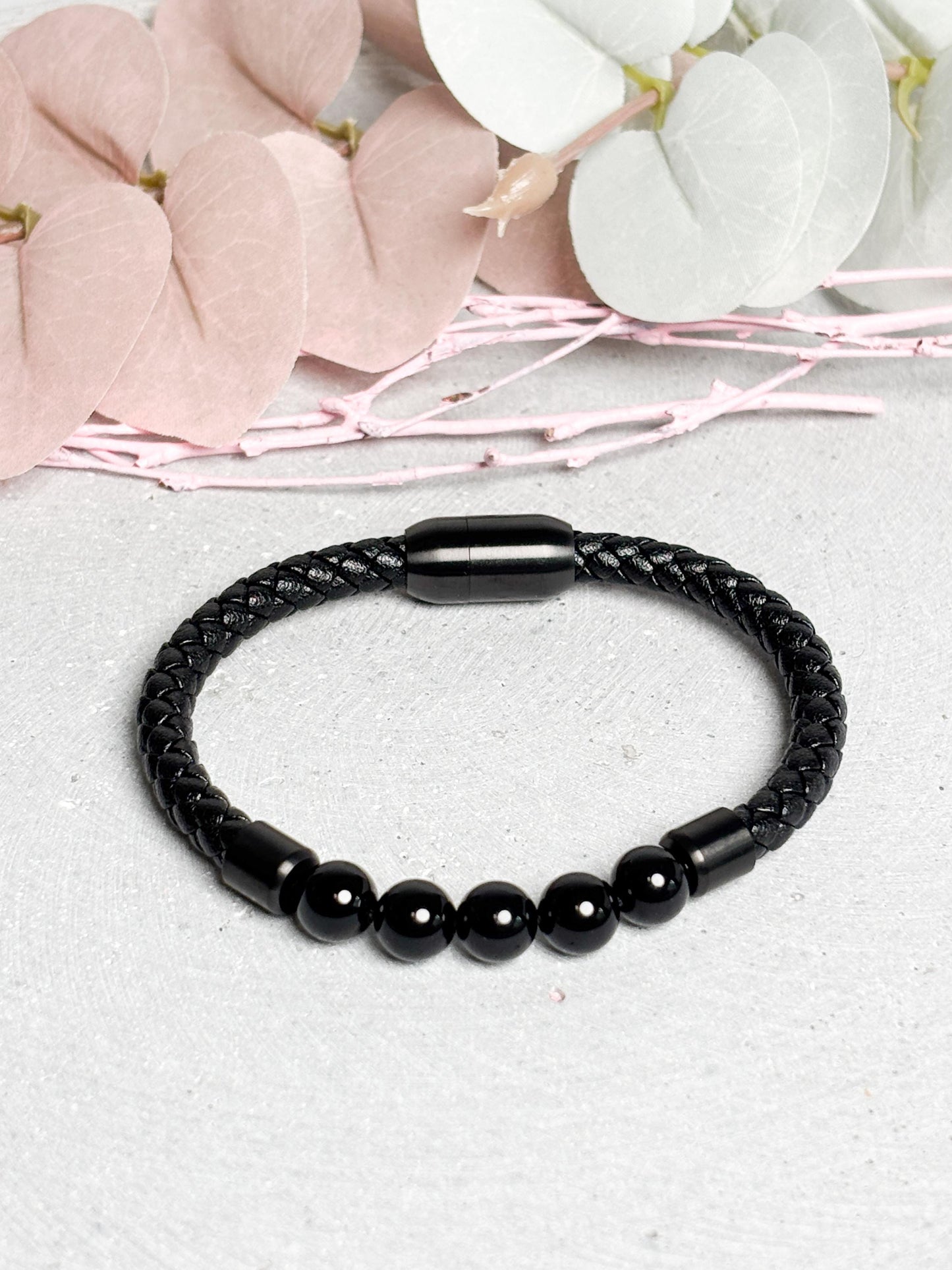 Lederarmband mit schwarzen Perlen und Magnetverschluss, Herren Armband Leder, modernes Perlenarmband, Schmuck Edelstahl Verschluss