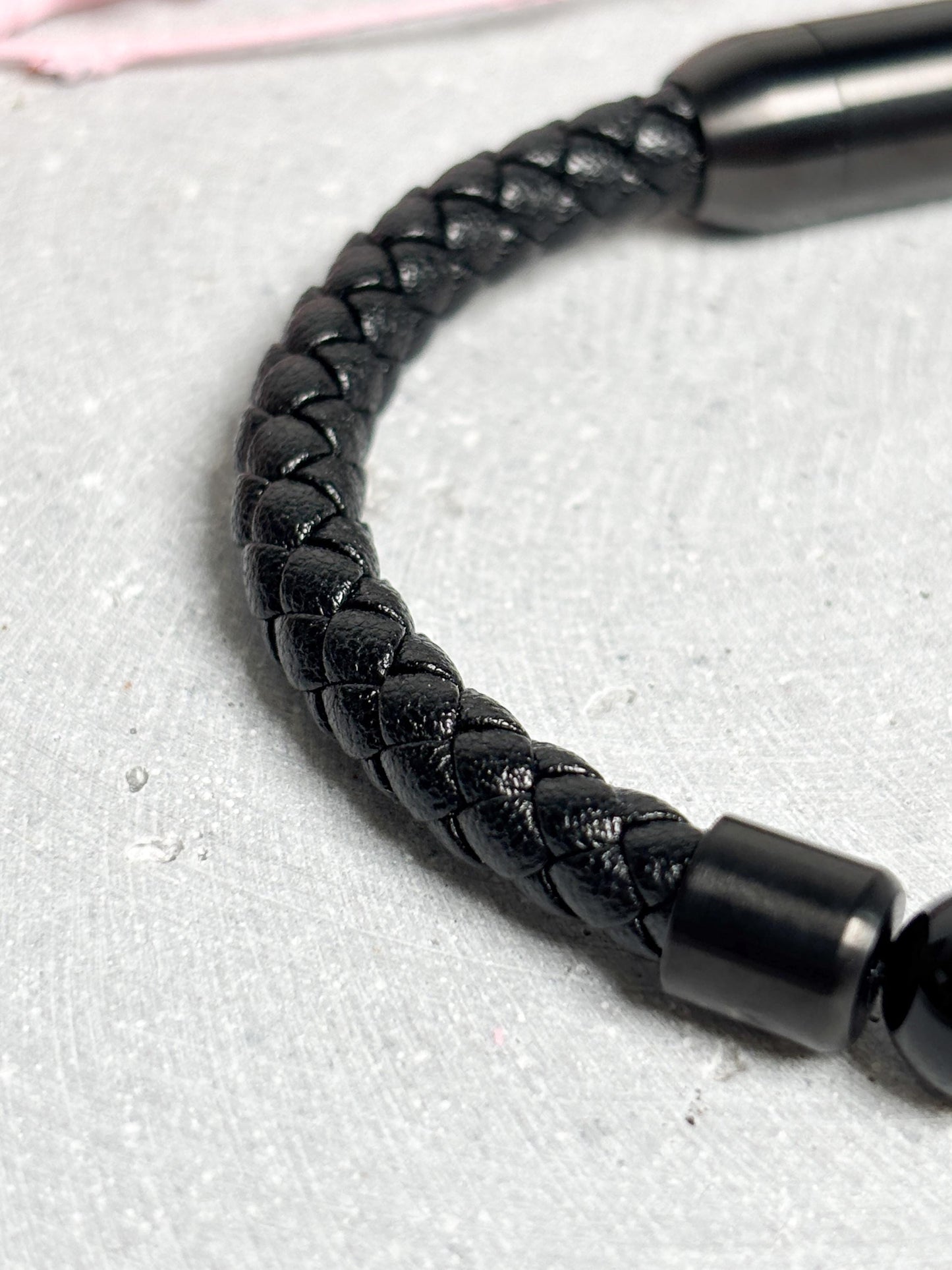 Lederarmband mit schwarzen Perlen und Magnetverschluss, Herren Armband Leder, modernes Perlenarmband, Schmuck Edelstahl Verschluss
