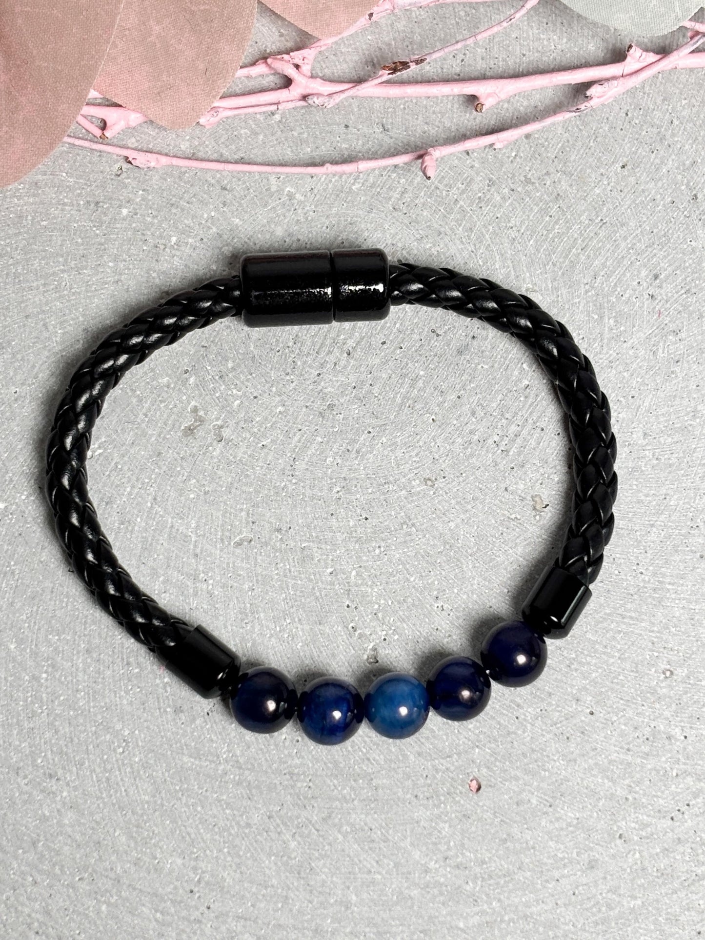 Lederarmband mit blauen Tigerauge Perlen und Magnetverschluss, Herren Armband Leder, Perlenarmband MĂ€nner, Schmuck modern