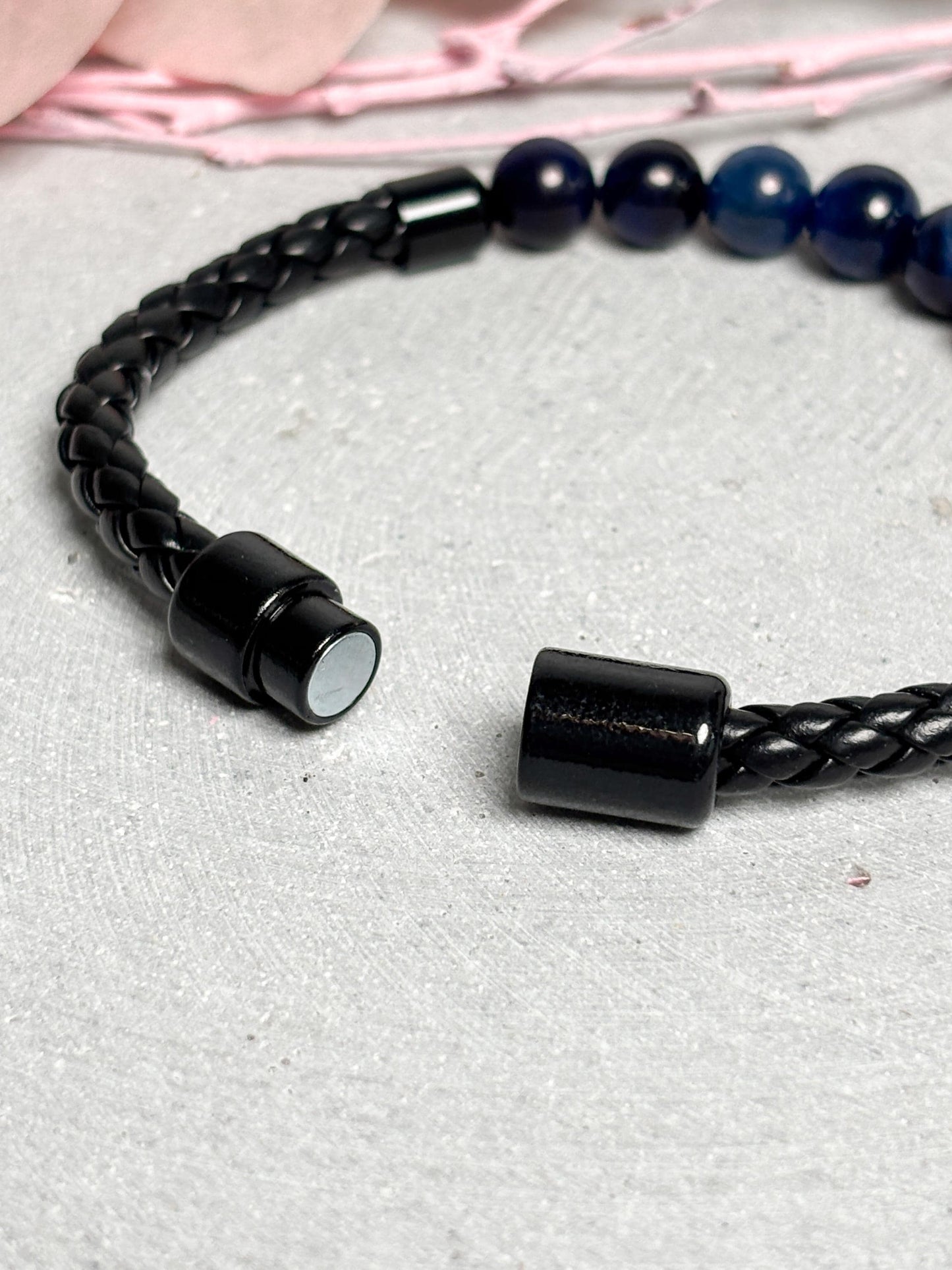 Lederarmband mit blauen Tigerauge Perlen und Magnetverschluss, Herren Armband Leder, Perlenarmband MĂ€nner, Schmuck modern
