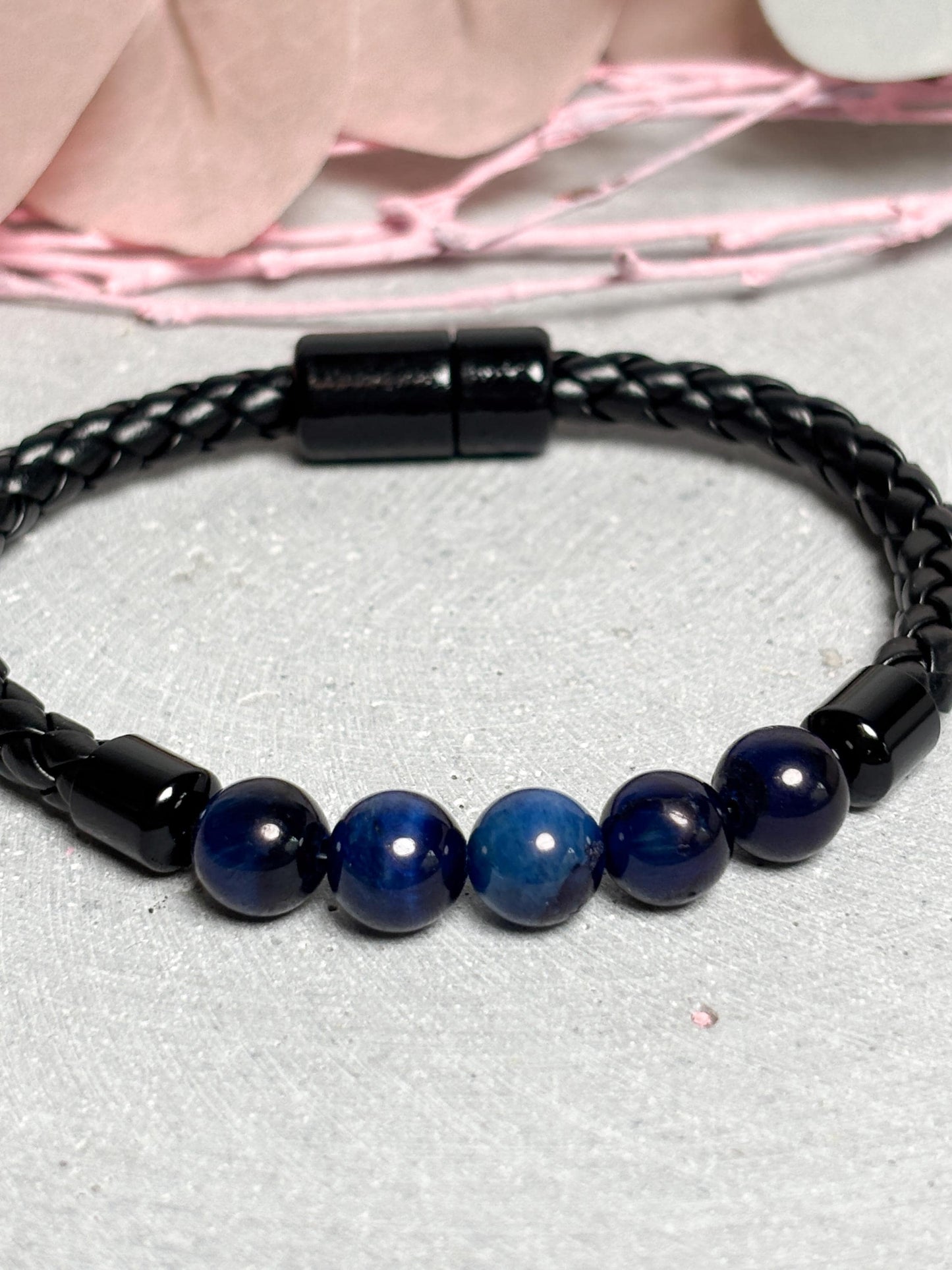 Lederarmband mit blauen Tigerauge Perlen und Magnetverschluss, Herren Armband Leder, Perlenarmband MĂ€nner, Schmuck modern