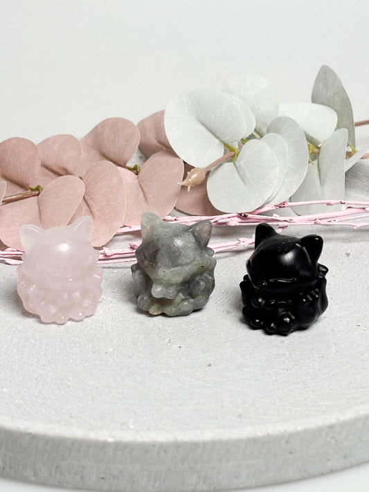 Nine Tail Fox Carving klein  Neunschwänziger Fuchs Kristallfigur in Rosenquarz, Labradorit und Obsidian