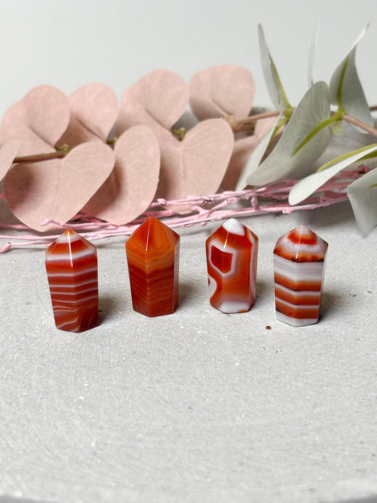 Mini Karneol Türmchen ca. 2,8 cm  Edelstein Kristall mit einzigartigem Banding,  Dekoration, Karneol Kristallturm für Energiearbeit