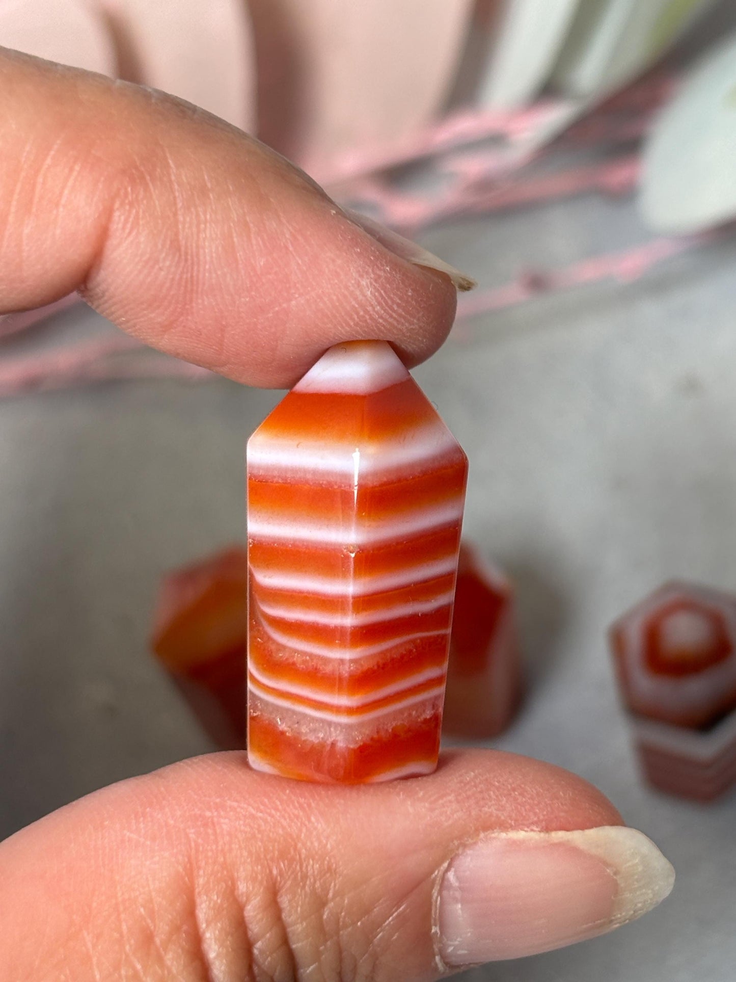 Mini Karneol Türmchen ca. 2,8 cm Edelstein Kristall mit einzigartigem Banding, Dekoration, Karneol Kristallturm für Energiearbeit