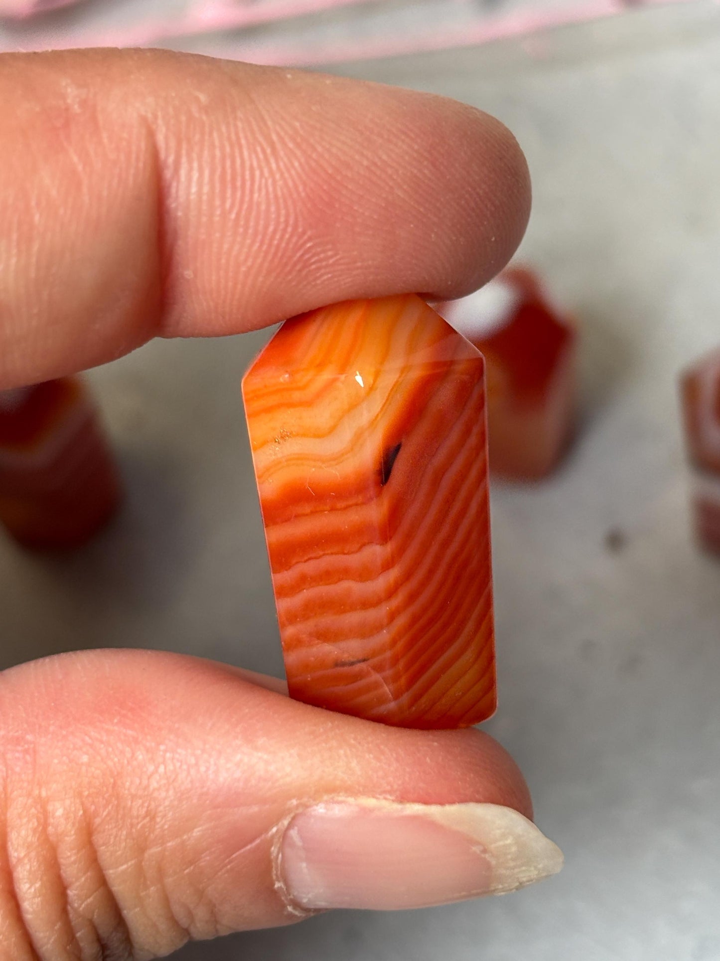 Mini Karneol Türmchen ca. 2,8 cm Edelstein Kristall mit einzigartigem Banding, Dekoration, Karneol Kristallturm für Energiearbeit