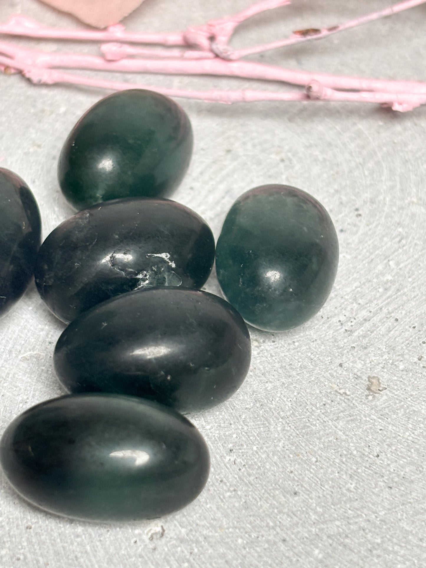 Fluorit Kristall dunkelgrün oval ca. 2 cm | Edelstein Trommelstein Sammlerstein Handstein Naturstein Dekoration