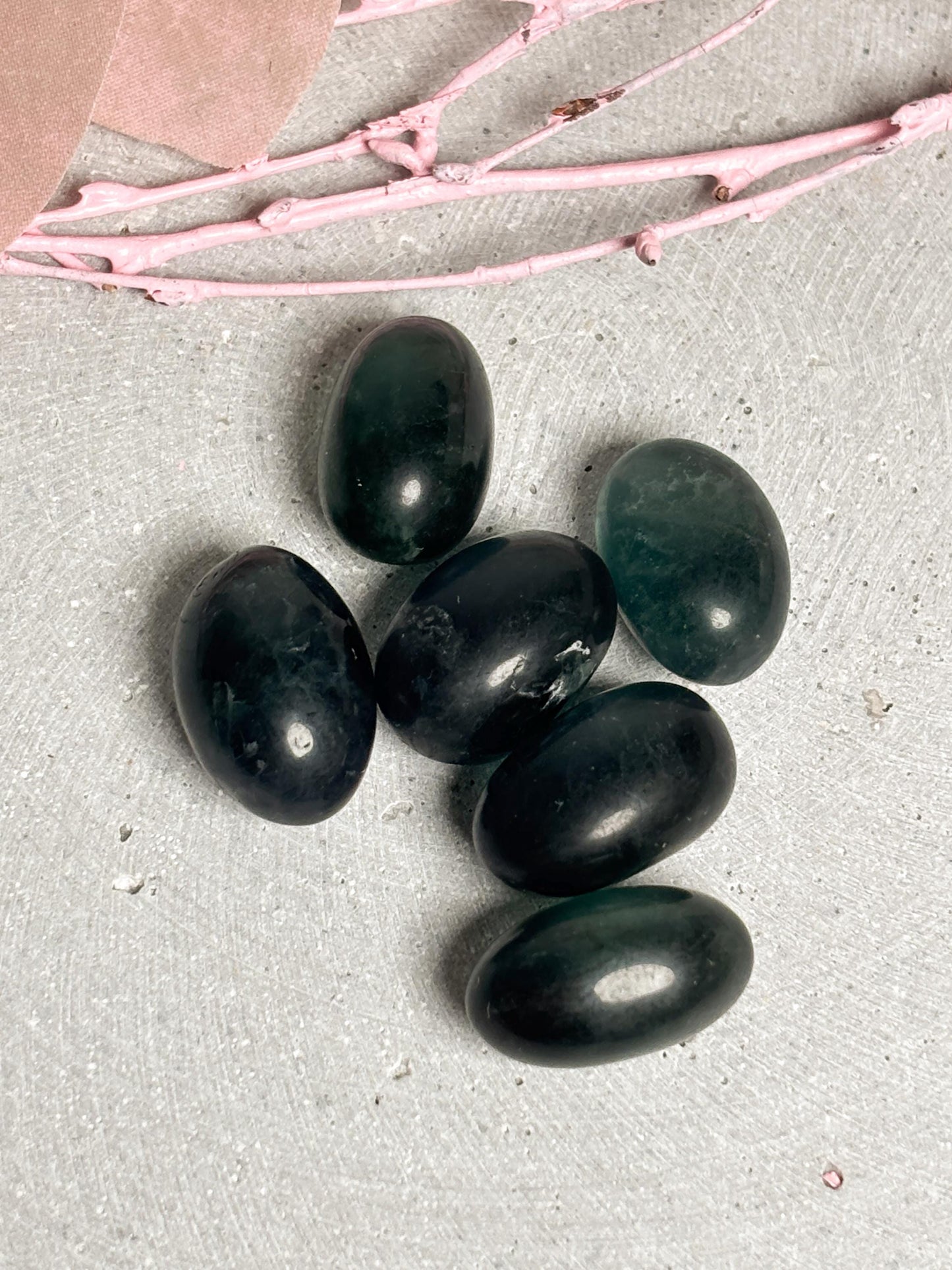 Fluorit Kristall dunkelgrün oval ca. 2 cm | Edelstein Trommelstein Sammlerstein Handstein Naturstein Dekoration