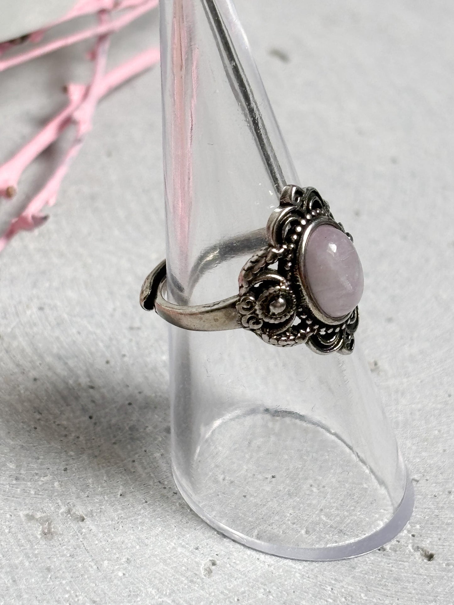 Vintage Ring Edelstahl größenverstellbar mit ovalem Kunzit Schmuck Boho Stil Damenring Kristallstein