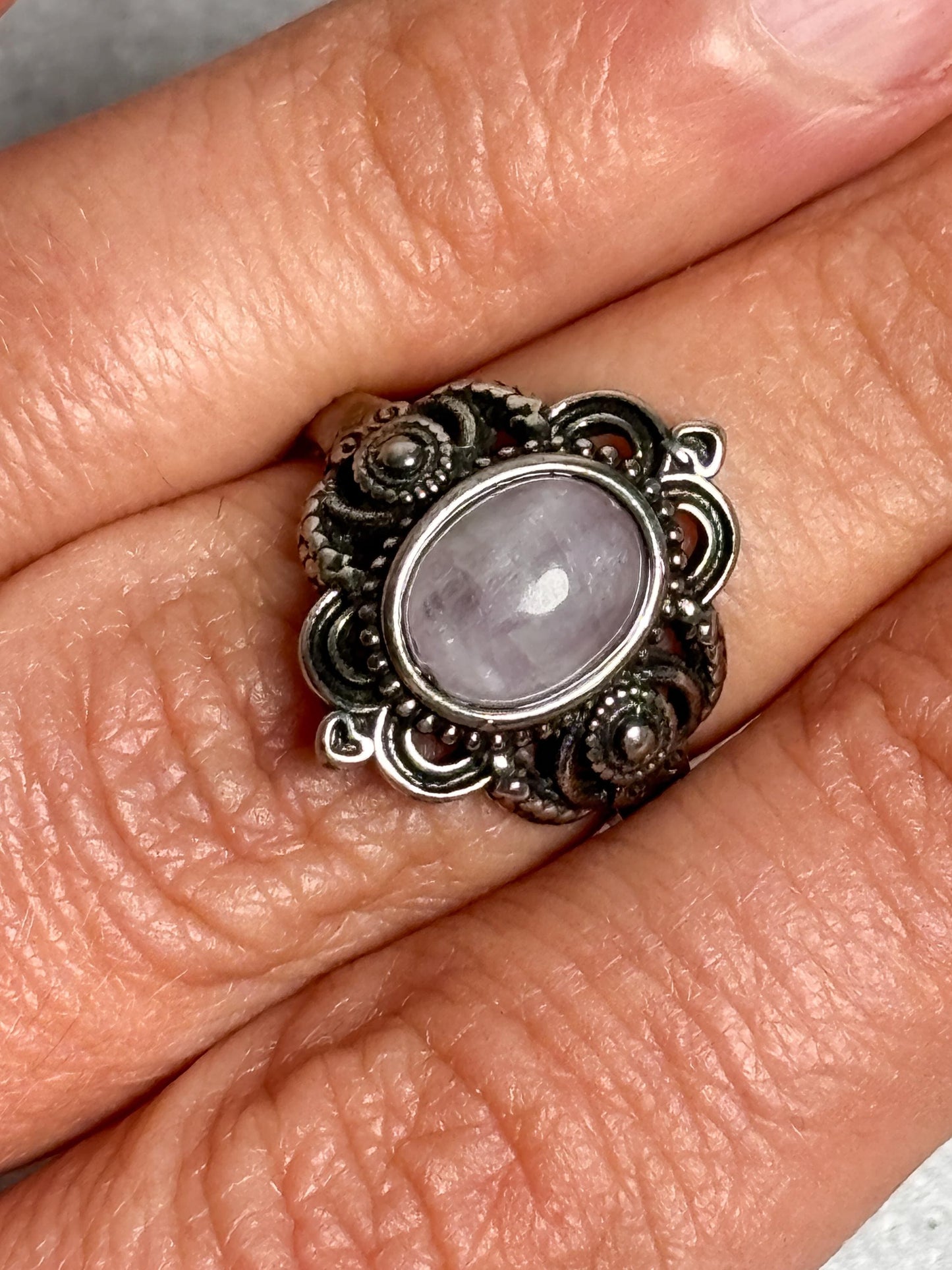 Vintage Ring Edelstahl größenverstellbar mit ovalem Kunzit Schmuck Boho Stil Damenring Kristallstein