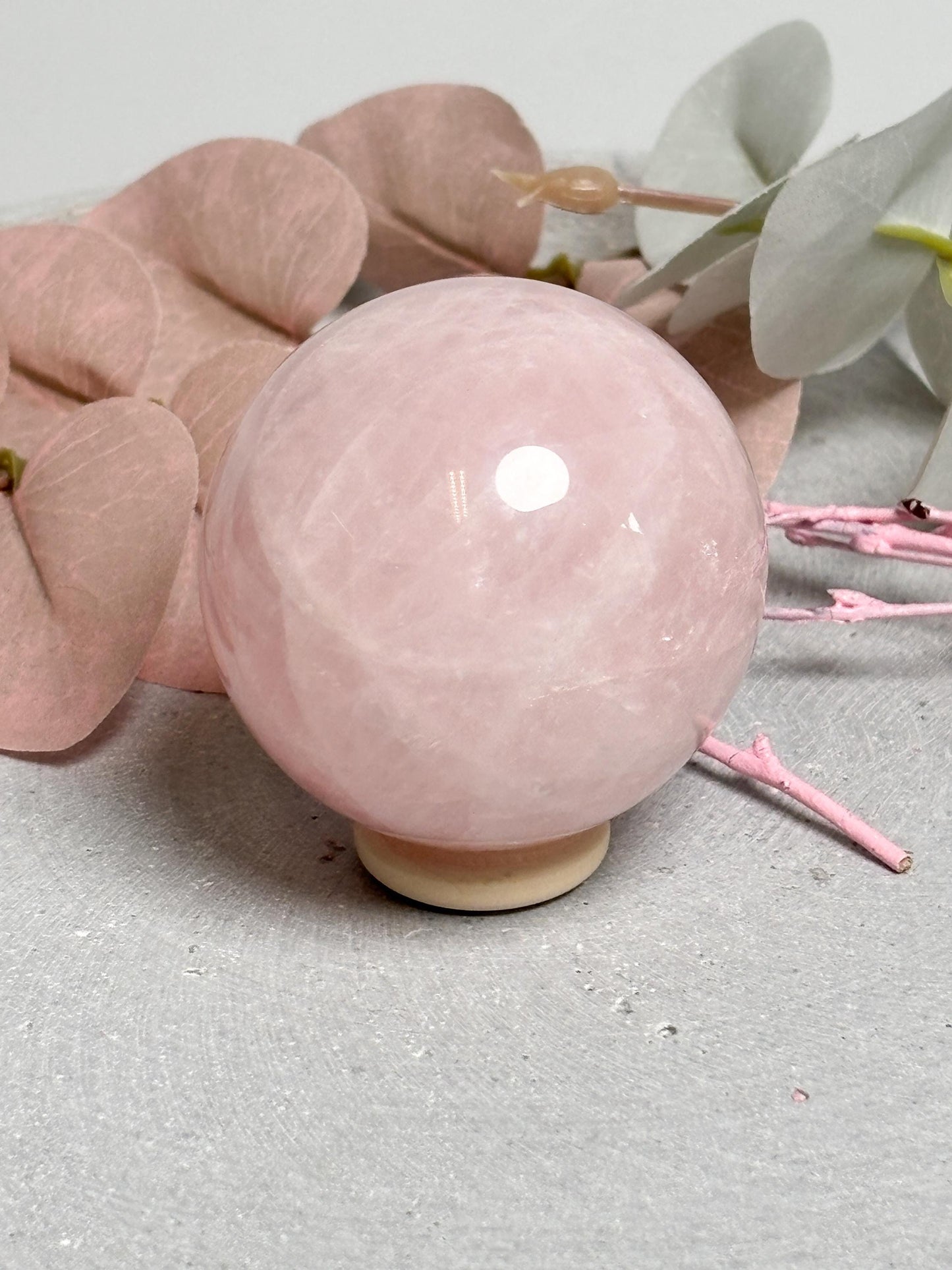 Rosenquarz Kugel 5,1 cm Schimmer & Regenbögen | Edelstein Deko Kugel | Rosenquarz Kristall Sphäre für Harmonie ,Herzenergie