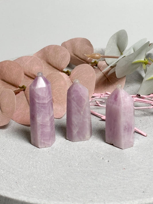 Kunzit Türmchen klein  zart rosa lila Kristall Turm, Edelstein Deko, Mini Kristall für Sammlung, spirituelle Heilstein Spitze