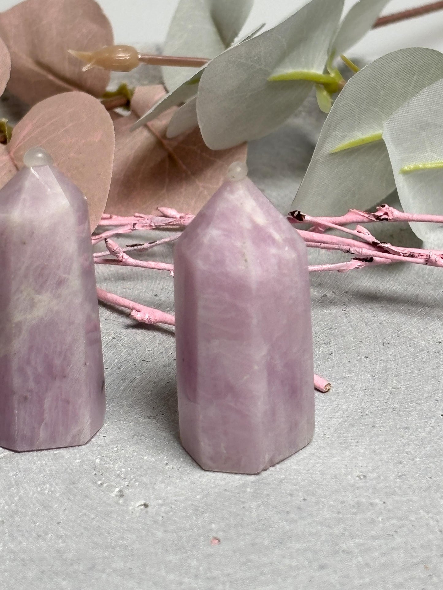 Kunzit Türmchen klein zart rosa lila Kristall Turm, Edelstein Deko, Mini Kristall für Sammlung, spirituelle Heilstein Spitze