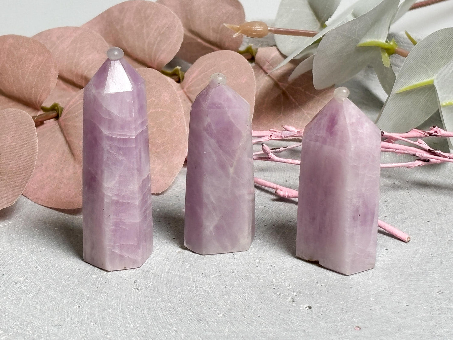Kunzit Türmchen klein zart rosa lila Kristall Turm, Edelstein Deko, Mini Kristall für Sammlung, spirituelle Heilstein Spitze