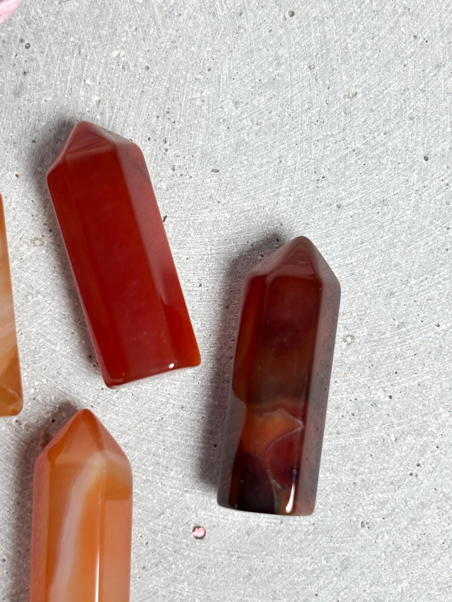 Karneol Kristallspitze klein poliert, Turmform, orange-rot, unterschiedliche Designs