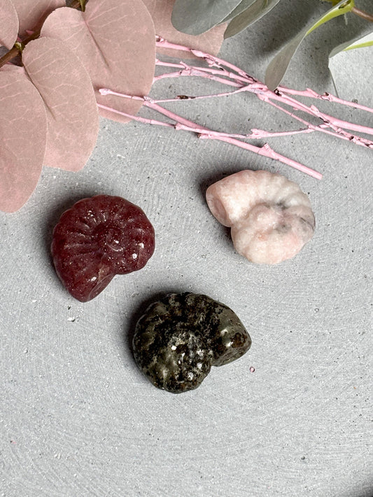 Kristalldeko Ammolitform aus Erdbeerquarz, Pyrit und Pink Amethyst ca. 3,2 cm  Edelstein Deko Naturstein Kristall