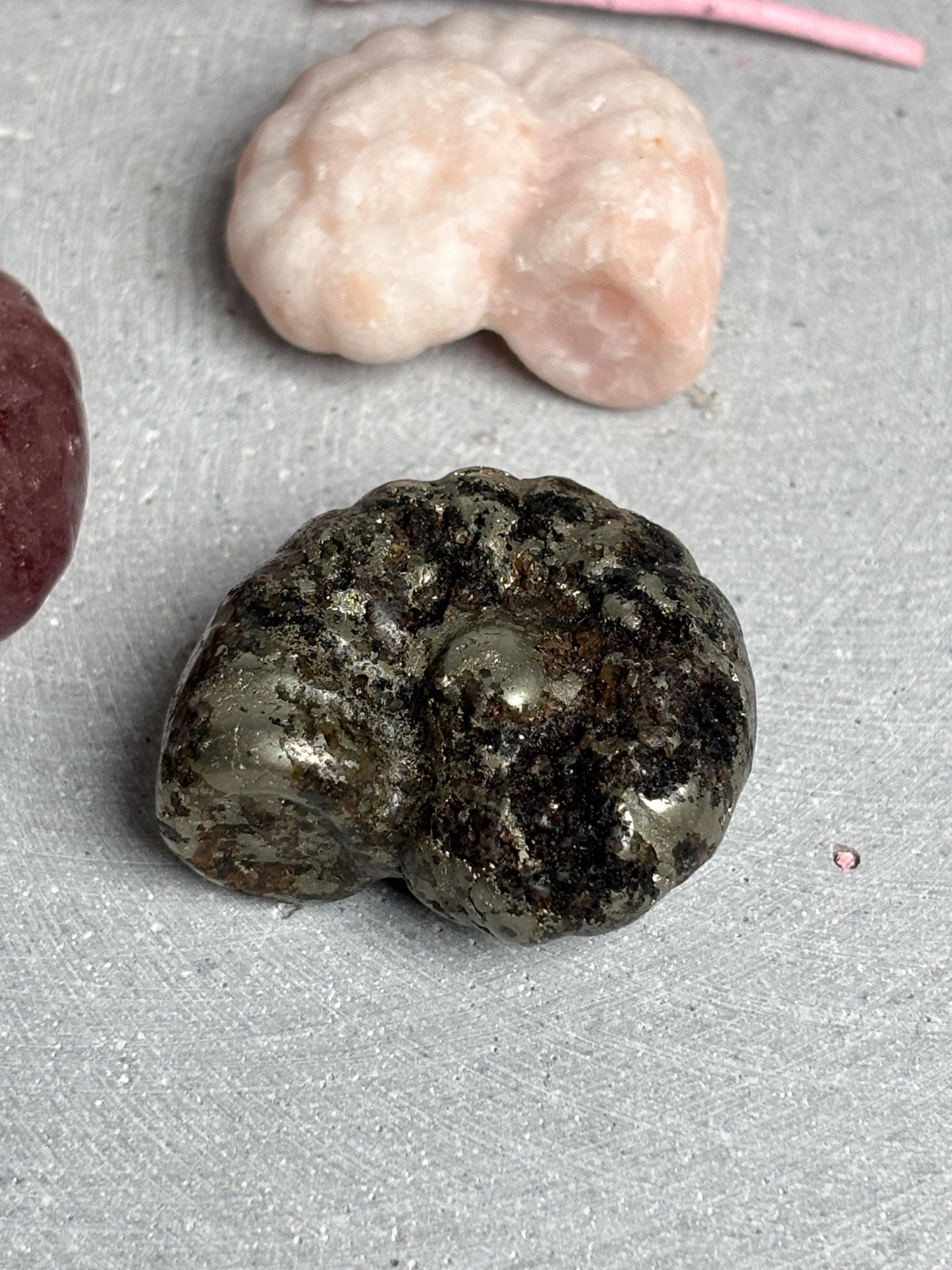 Kristalldeko Ammolitform aus Erdbeerquarz, Pyrit und Pink Amethyst ca. 3,2 cm Edelstein Deko Naturstein Kristall