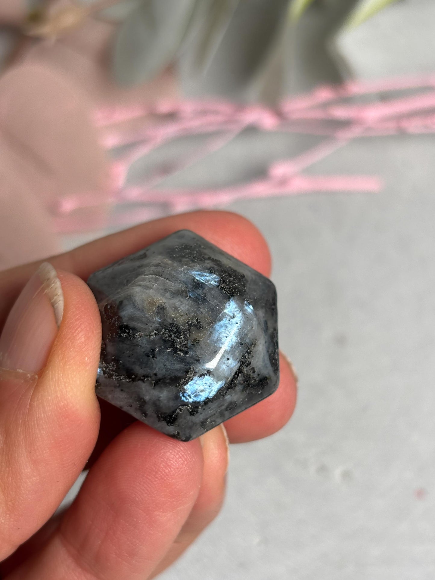 Kleine Kristalle in Diamantform aus Larvikit und Bergkristall 2,3x2,4 cm Edelstein Deko Naturstein Kristall