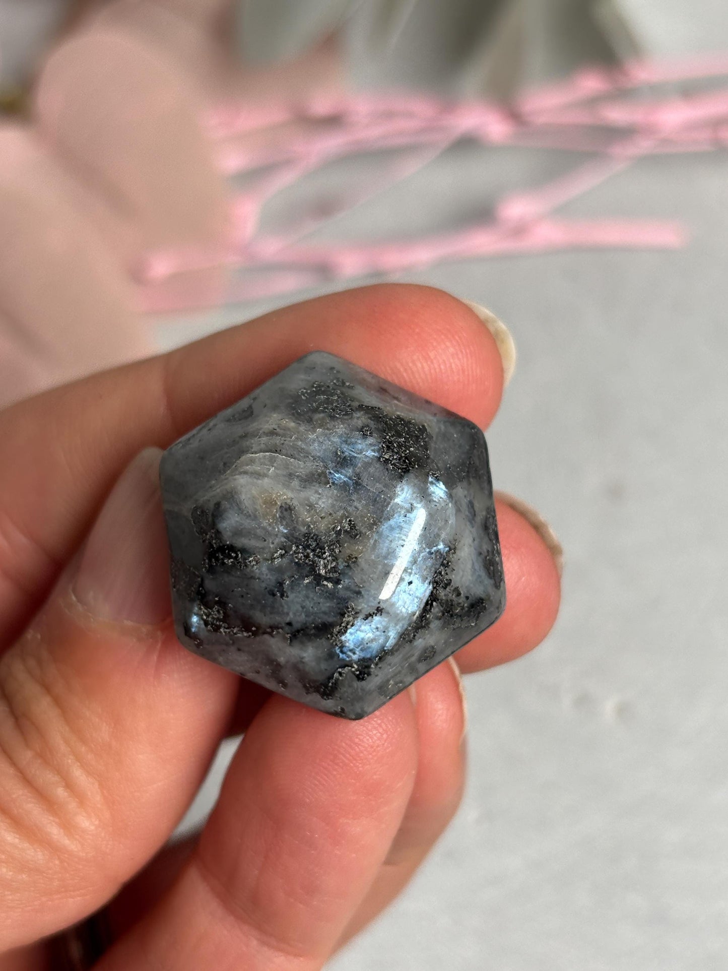 Kleine Kristalle in Diamantform aus Larvikit und Bergkristall 2,3x2,4 cm Edelstein Deko Naturstein Kristall