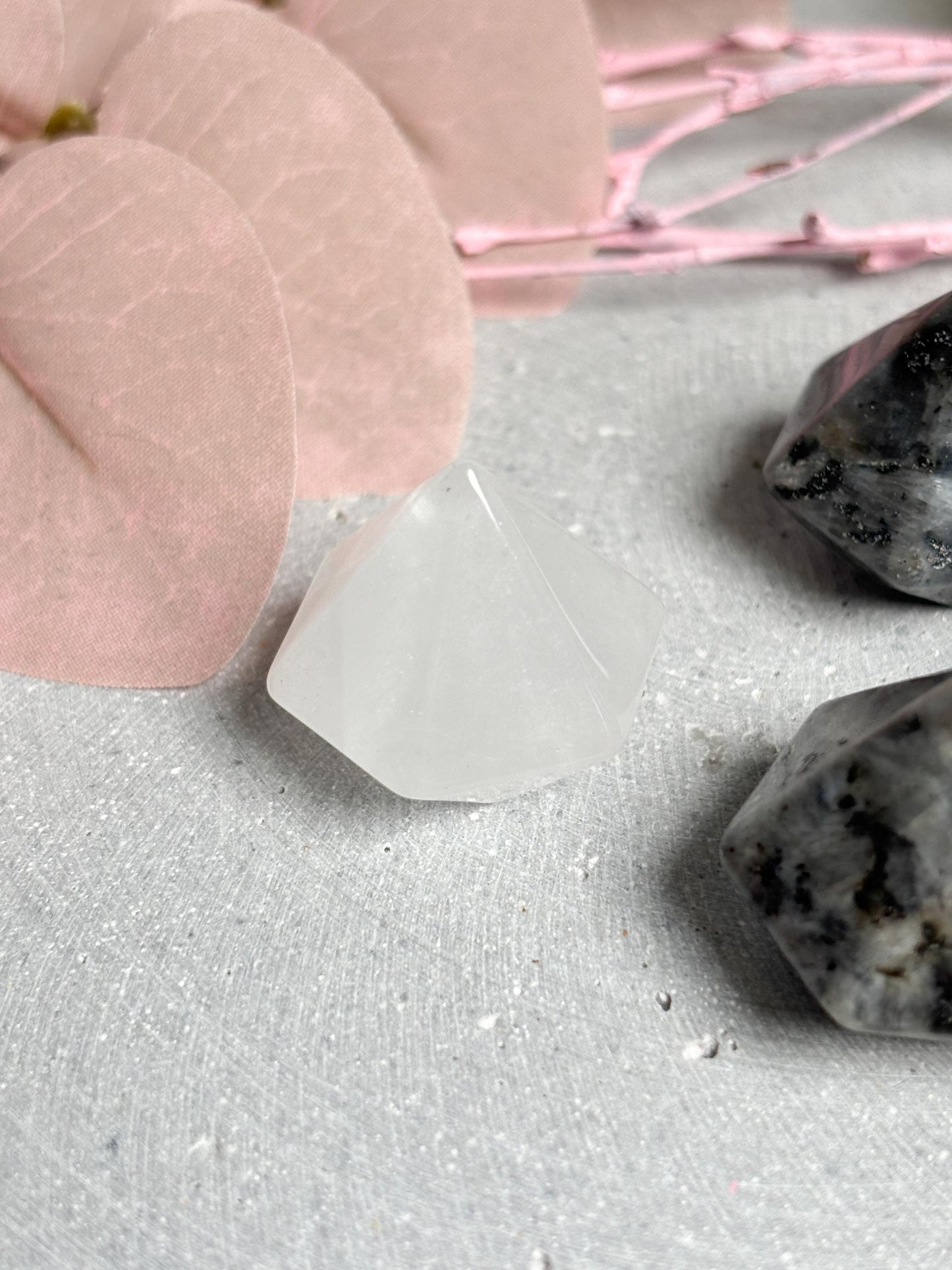 Kleine Kristalle in Diamantform aus Larvikit und Bergkristall 2,3x2,4 cm Edelstein Deko Naturstein Kristall