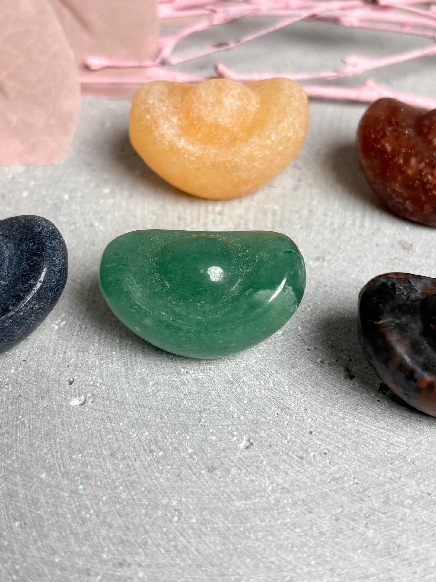 Kleines Money Boat Carving ca. 2,9 cm aus Calcit, grünem Aventurin, Erdbeerquarz, Mahagoni Obsidian und blauem Aventurin
