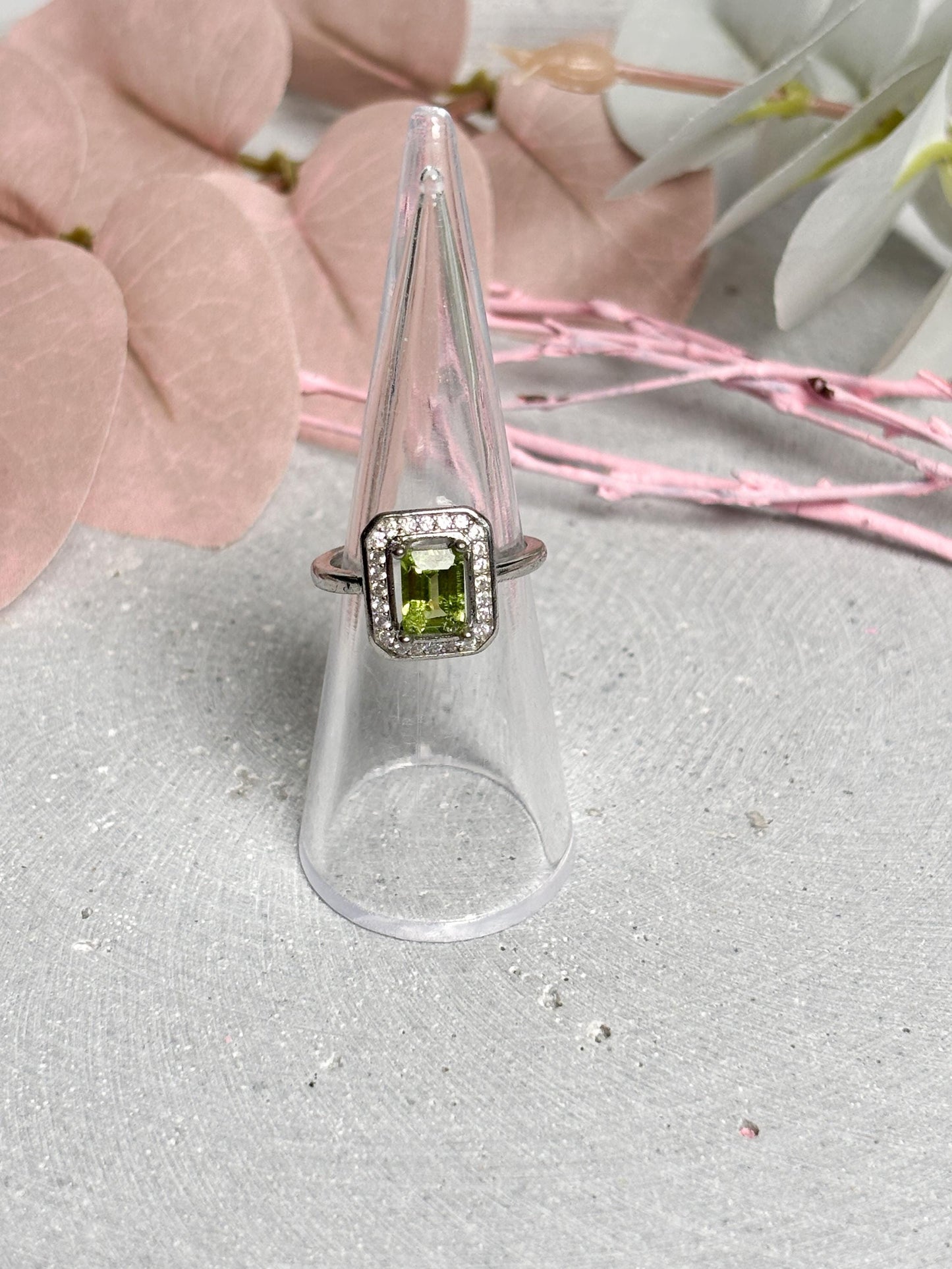 925 Silber Ring größenverstellbar mit rechteckigem Peridot und Zirkoniafassung