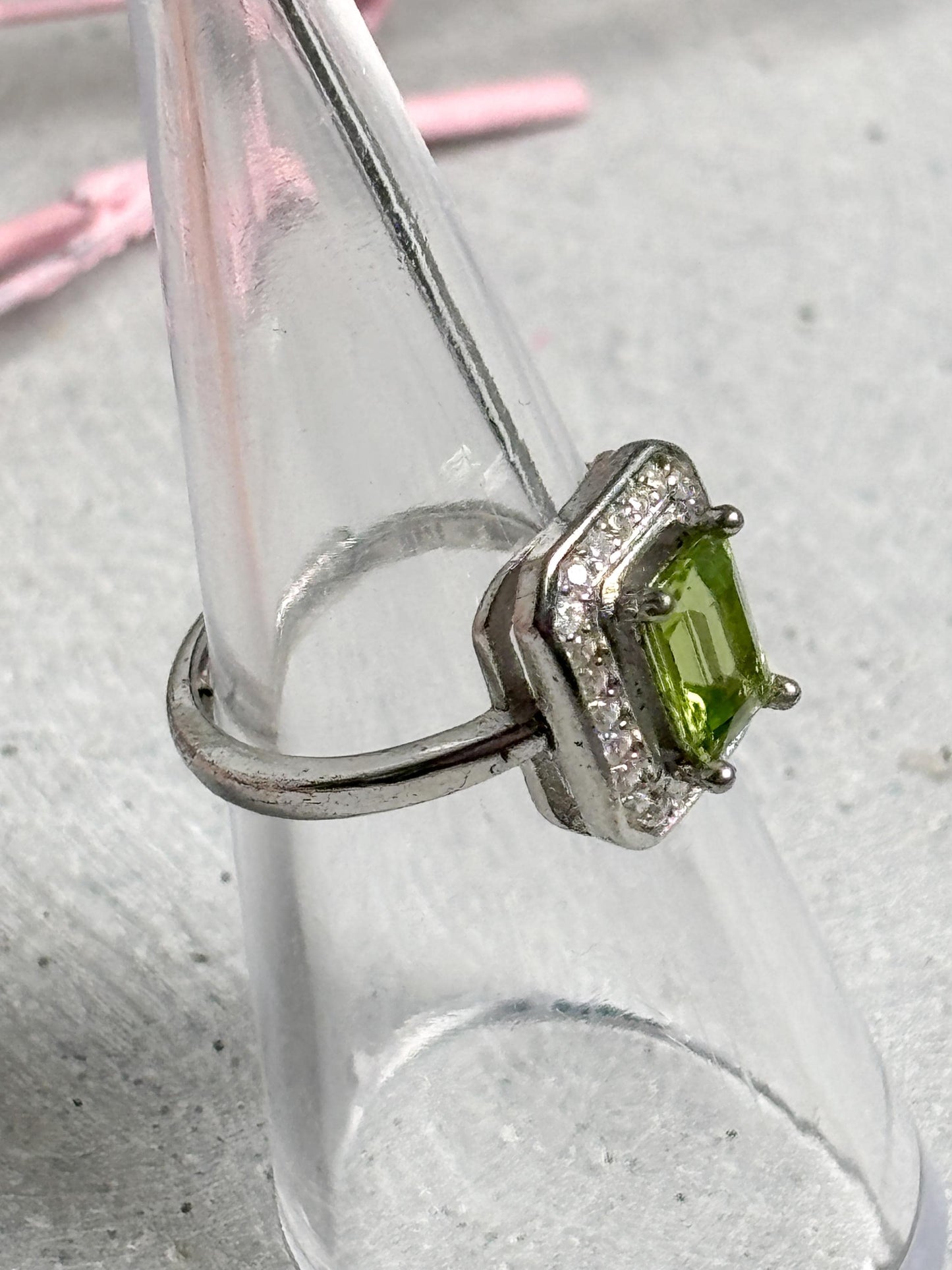 925 Silber Ring größenverstellbar mit rechteckigem Peridot und Zirkoniafassung