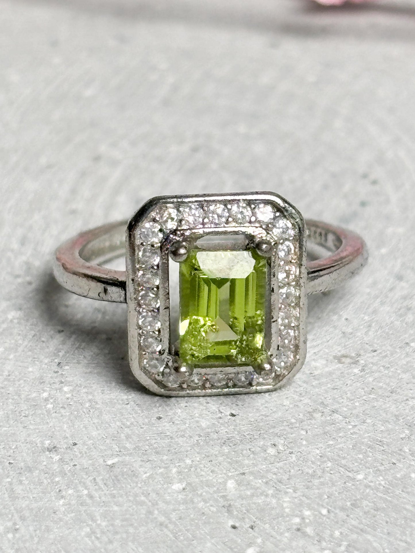 925 Silber Ring größenverstellbar mit rechteckigem Peridot und Zirkoniafassung