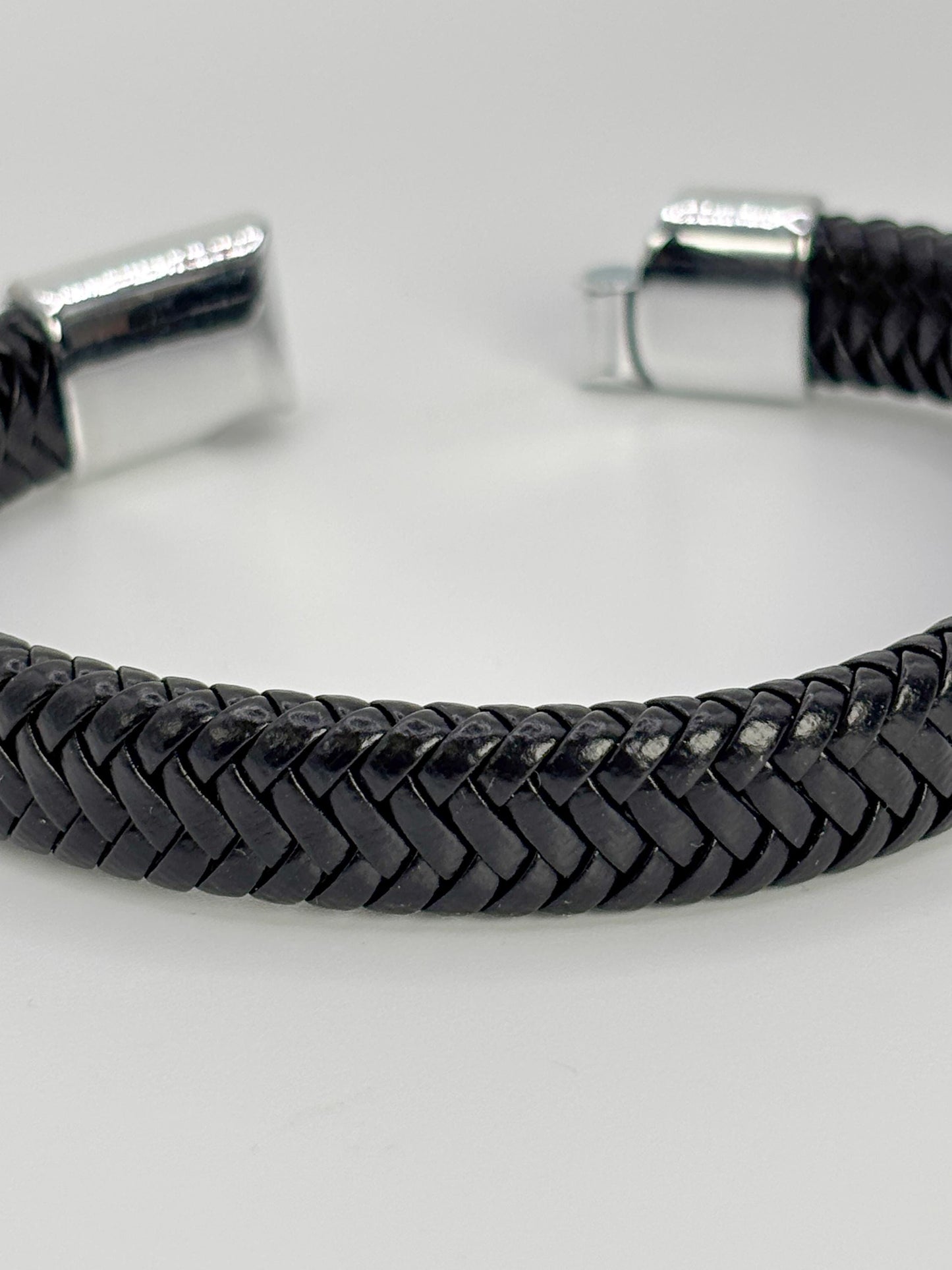 Schwarzes Lederarmband Herren mit Edelstahlverschluss 21cm Länge 1,1cm Breite