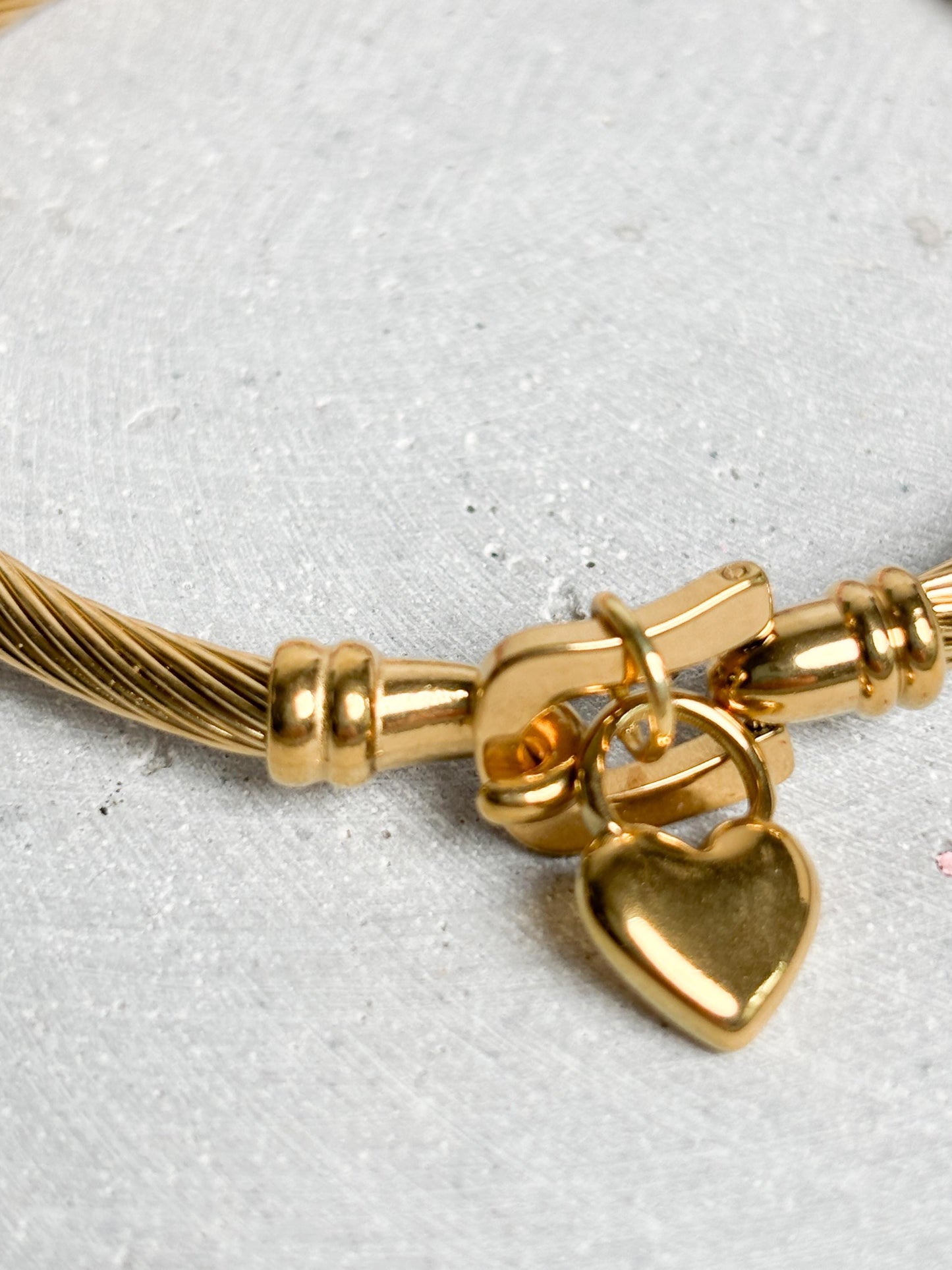 Edelstahl Armreif goldfarben mit Herz Anhänger, Damen Schmuck, rundes Design, poliert, minimalistischer Edelstahl Schmuck