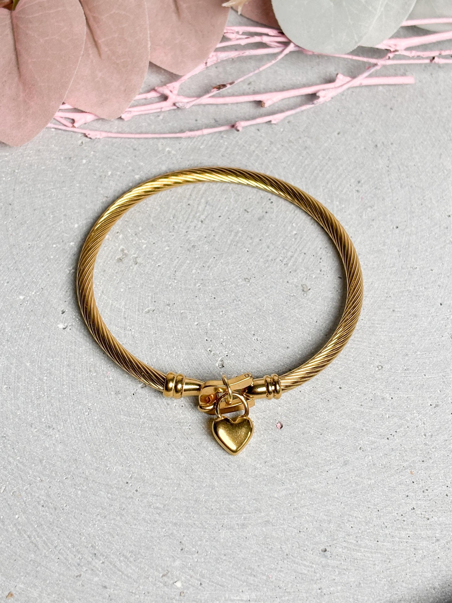 Edelstahl Armreif goldfarben mit Herz Anhänger, Damen Schmuck, rundes Design, poliert, minimalistischer Edelstahl Schmuck