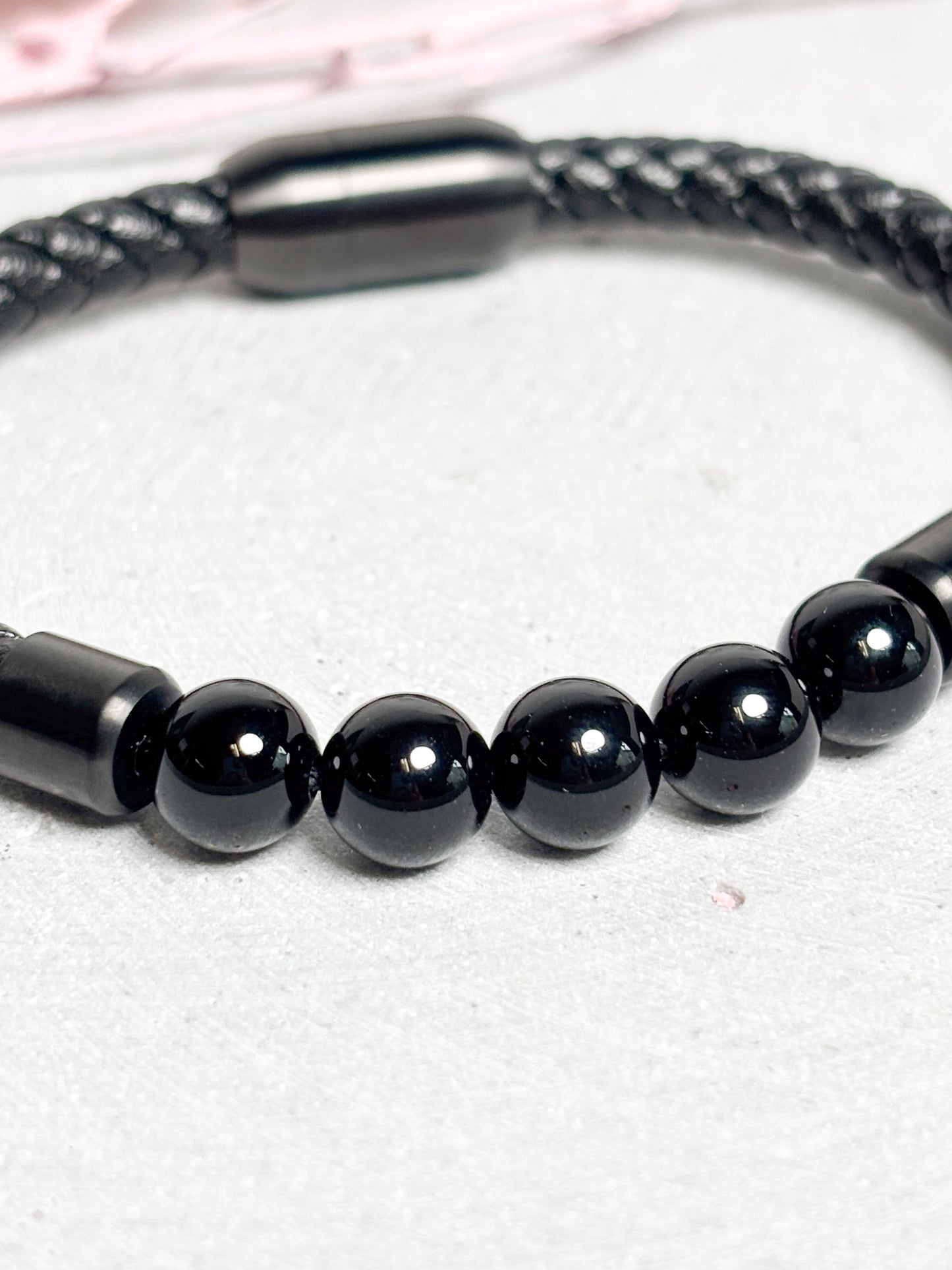 Lederarmband mit schwarzen Perlen und Magnetverschluss, Herren Armband Leder, modernes Perlenarmband, Schmuck Edelstahl Verschluss