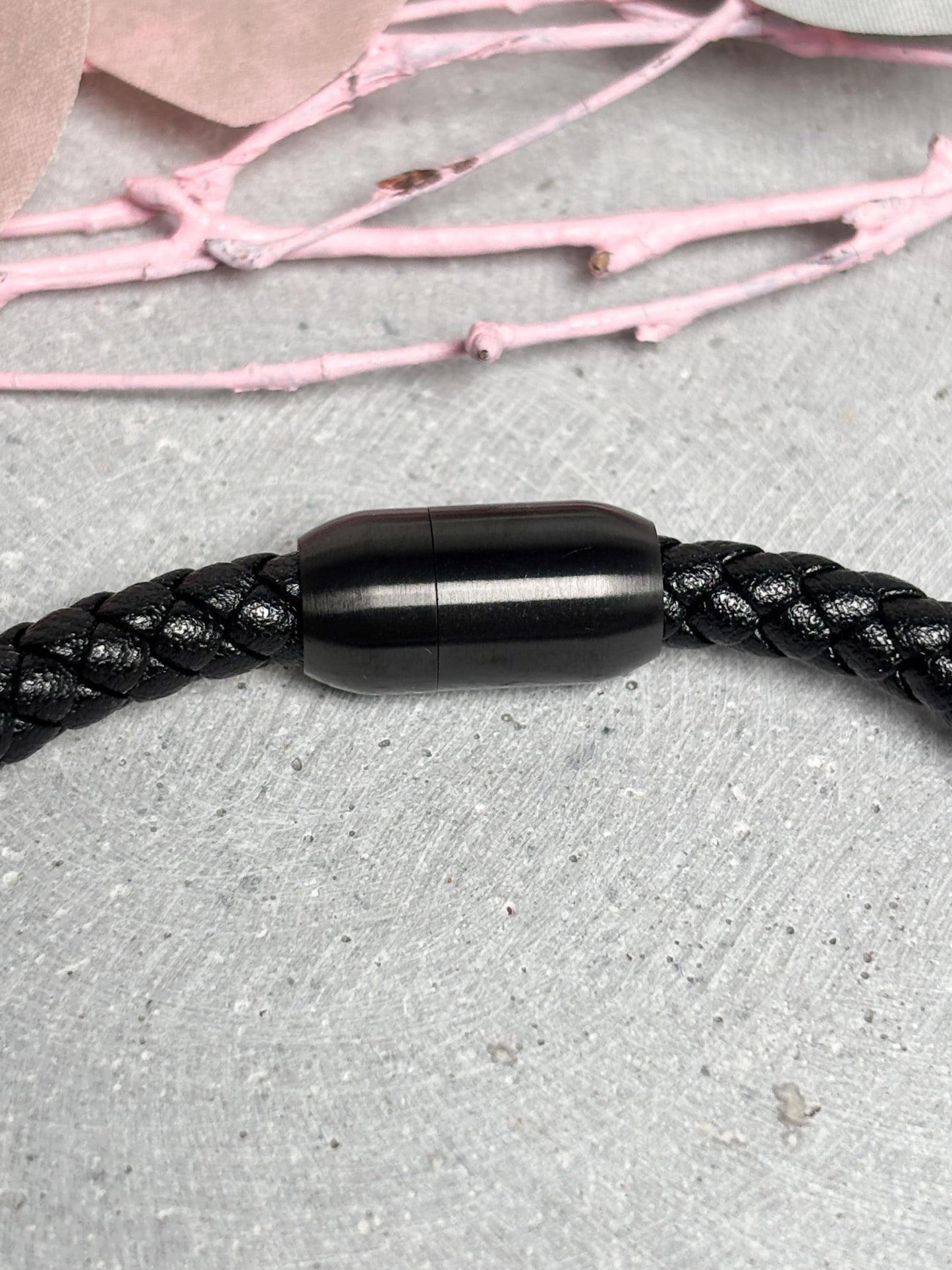 Lederarmband mit schwarzen Perlen und Magnetverschluss, Herren Armband Leder, modernes Perlenarmband, Schmuck Edelstahl Verschluss