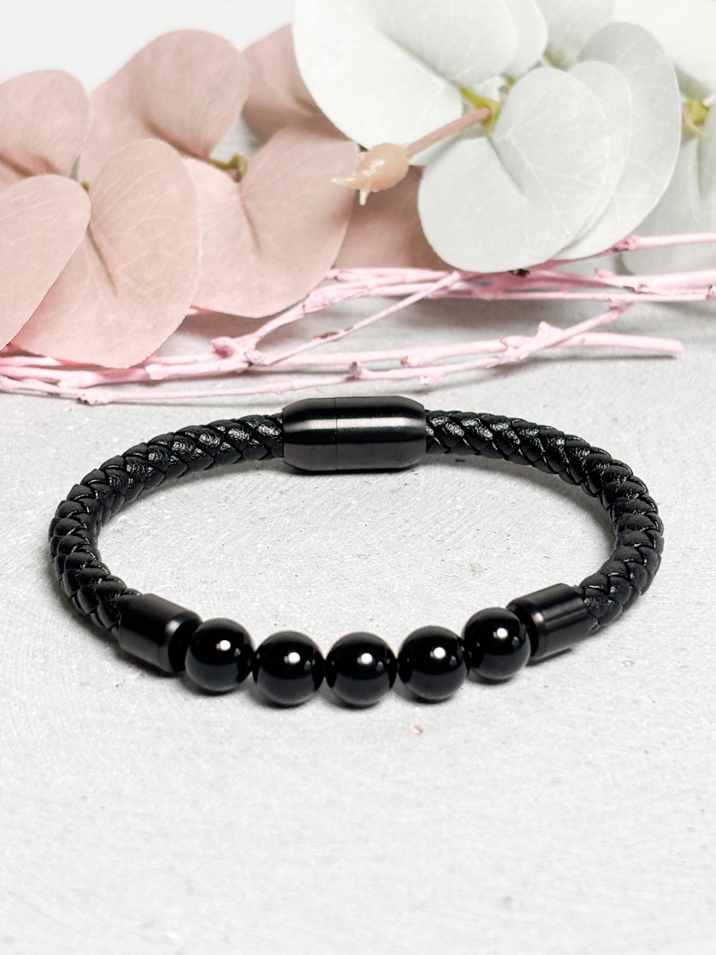 Lederarmband mit schwarzen Perlen und Magnetverschluss, Herren Armband Leder, modernes Perlenarmband, Schmuck Edelstahl Verschluss