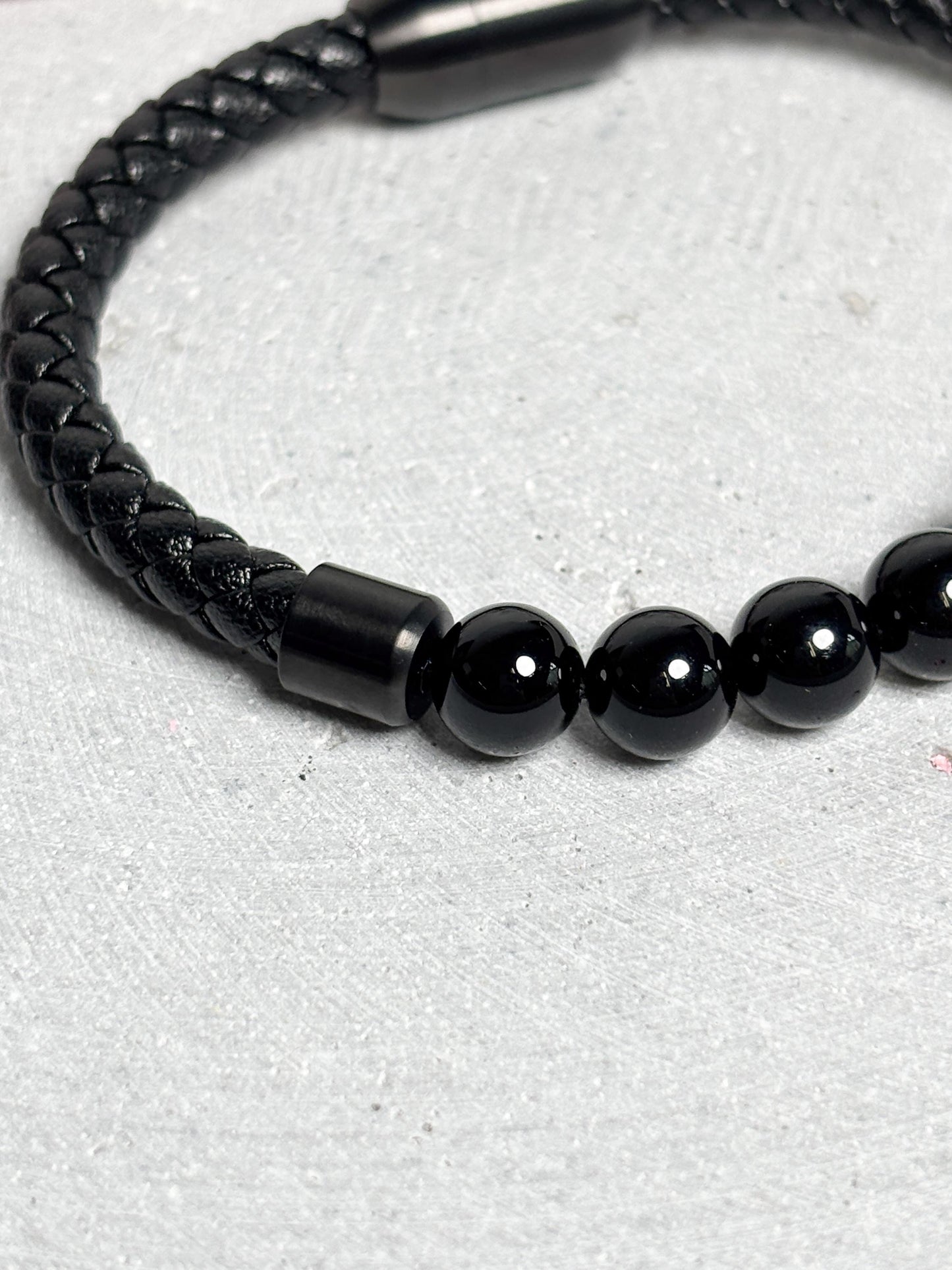 Lederarmband mit schwarzen Perlen und Magnetverschluss, Herren Armband Leder, modernes Perlenarmband, Schmuck Edelstahl Verschluss