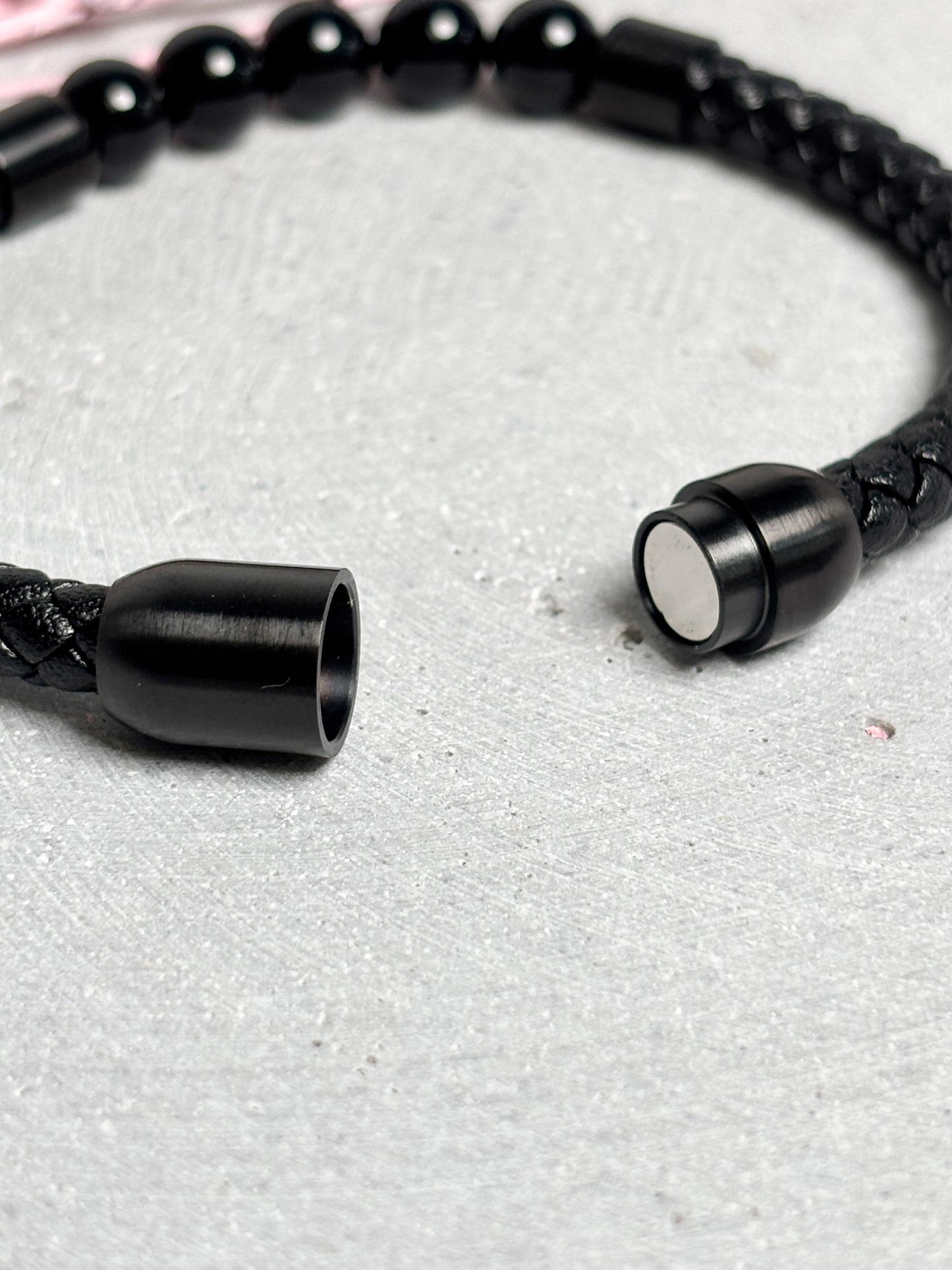 Lederarmband mit schwarzen Perlen und Magnetverschluss, Herren Armband Leder, modernes Perlenarmband, Schmuck Edelstahl Verschluss