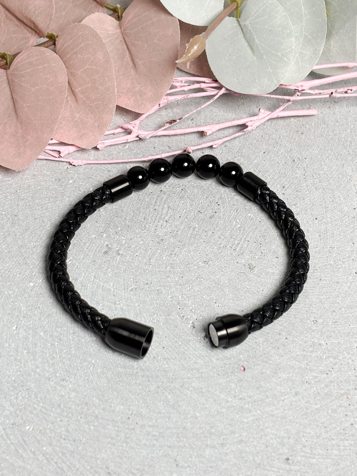 Lederarmband mit schwarzen Perlen und Magnetverschluss, Herren Armband Leder, modernes Perlenarmband, Schmuck Edelstahl Verschluss