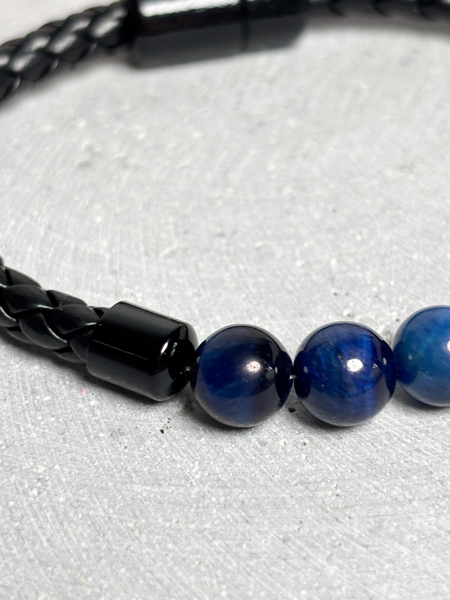 Lederarmband mit blauen Tigerauge Perlen und Magnetverschluss, Herren Armband Leder, Perlenarmband MĂ€nner, Schmuck modern