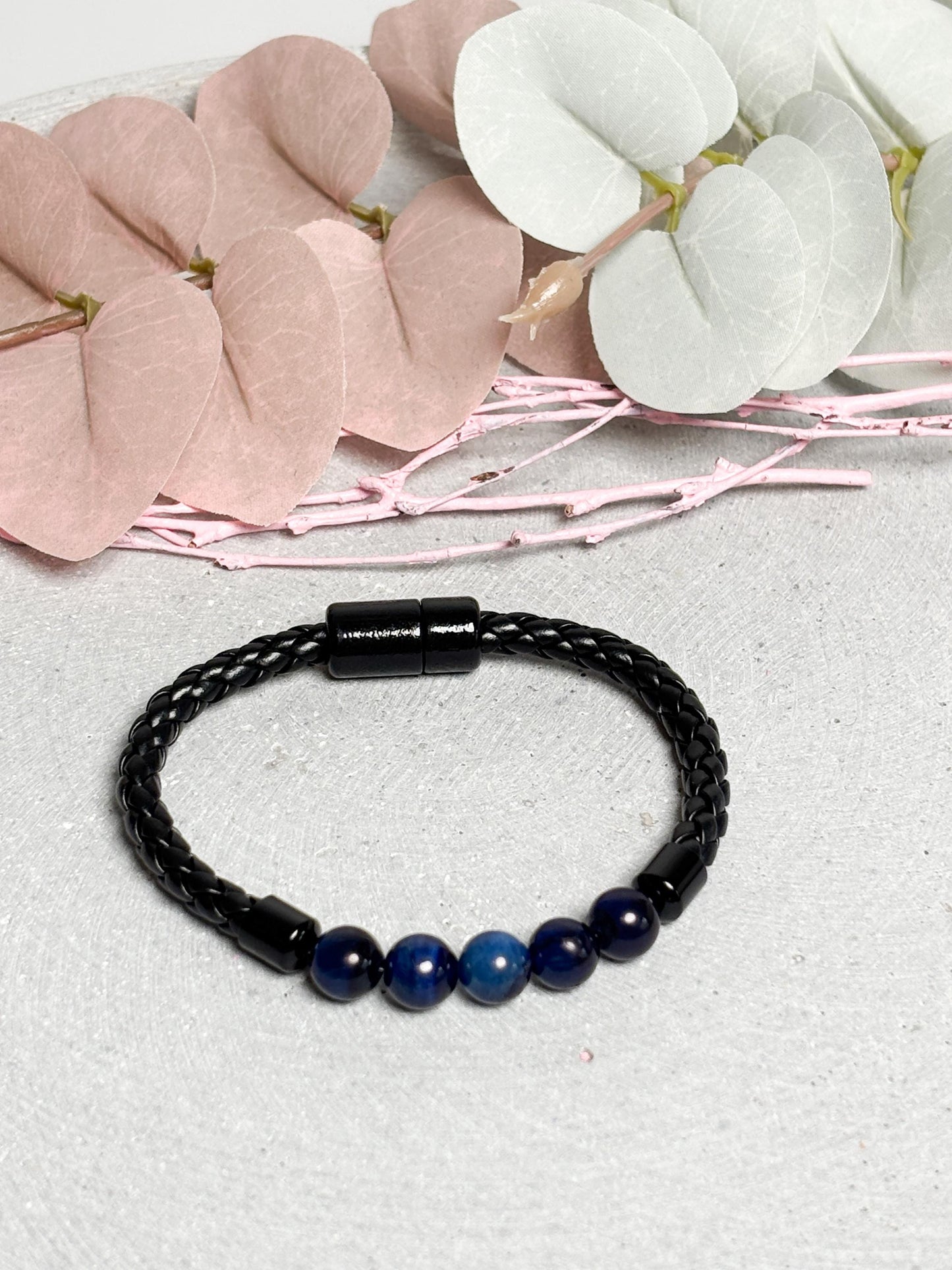 Lederarmband mit blauen Tigerauge Perlen und Magnetverschluss, Herren Armband Leder, Perlenarmband MĂ€nner, Schmuck modern